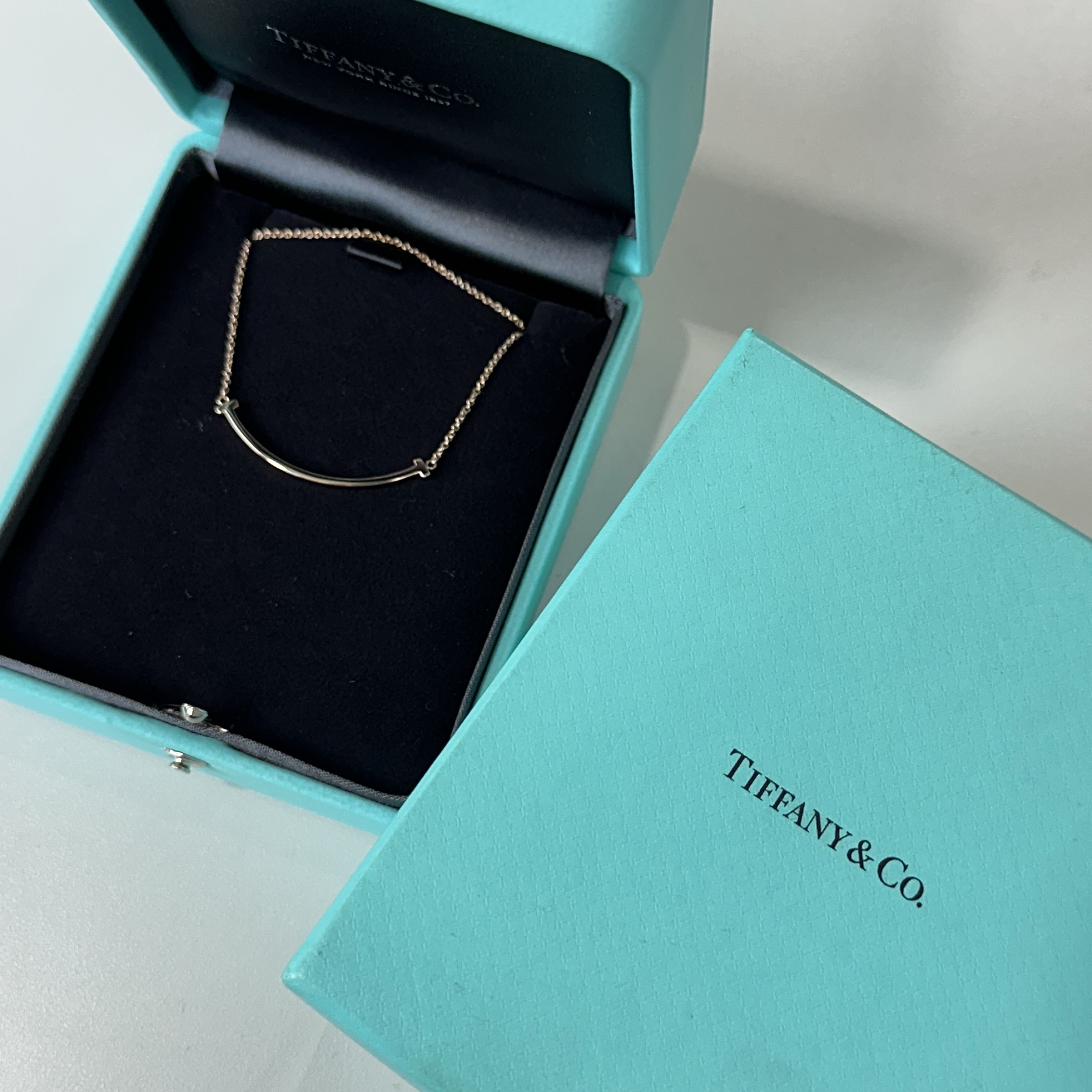Tiffany & Co. Tiffany T Smile Pendant Small Rose Gold 착용 스타일 - 1