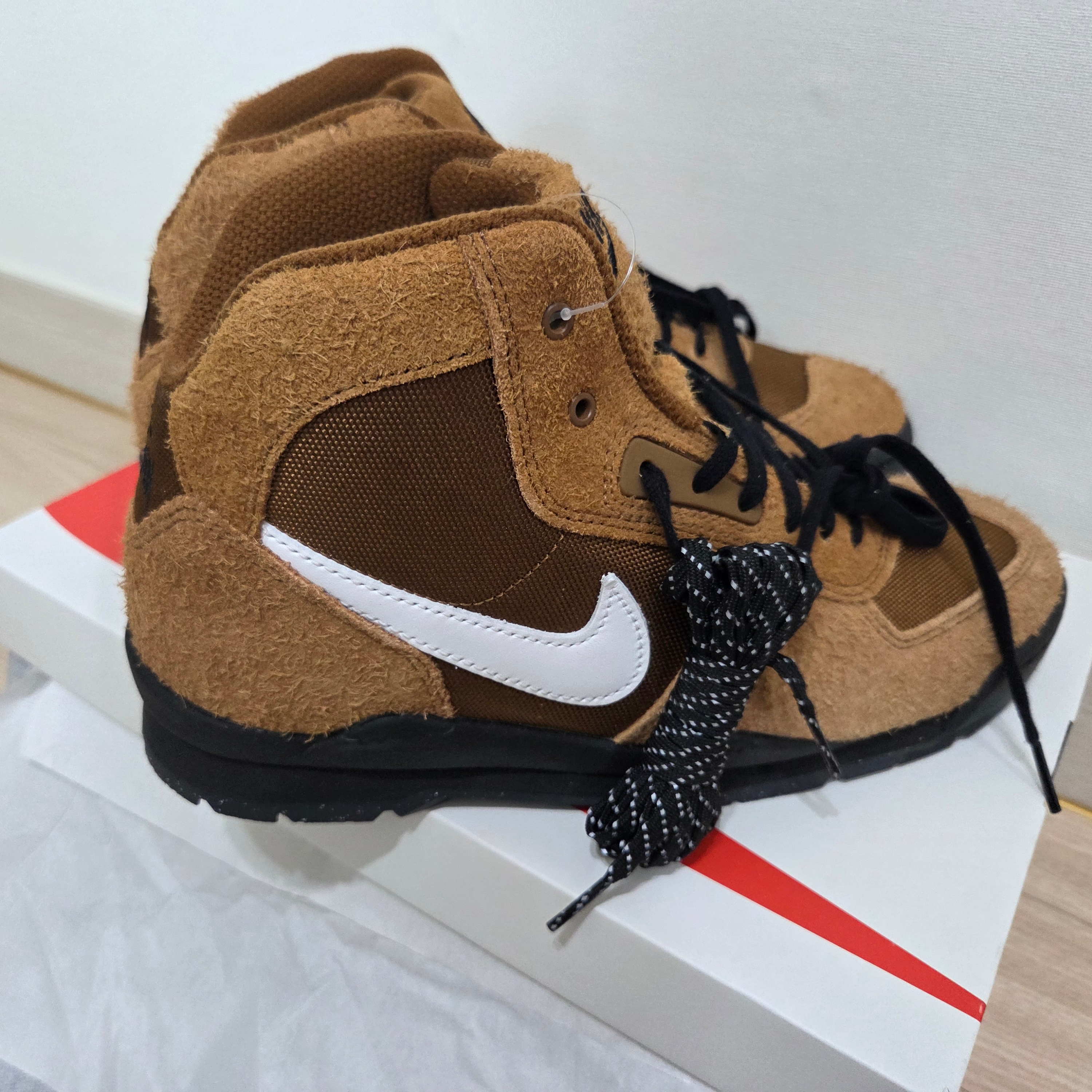 Nike x Stussy Air Baltoro Light British Tan and Black 착용 스타일 - 2