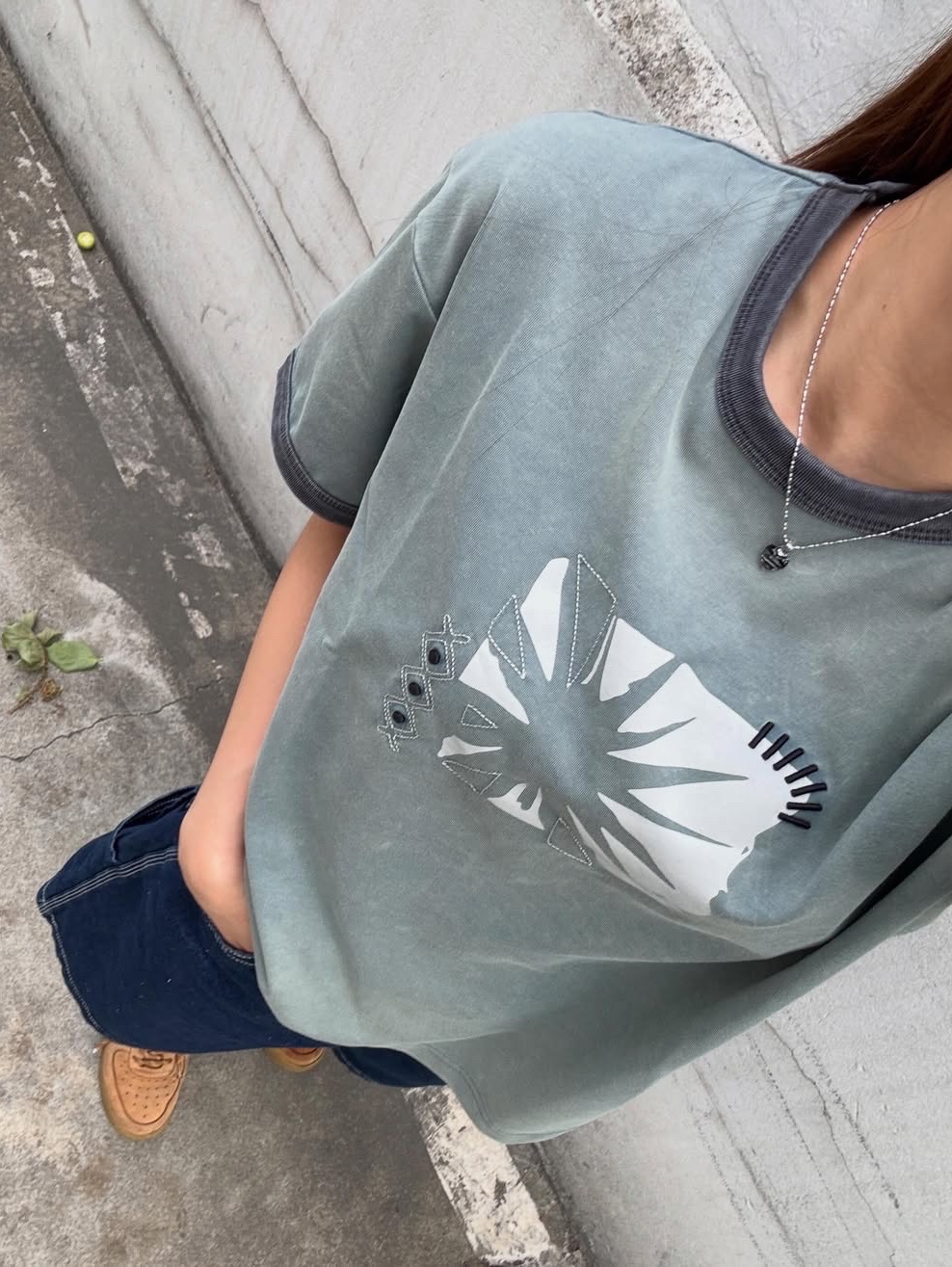 MAINBOOTH Sun Trace T-shirt TEAL Green 착용 스타일 - 3