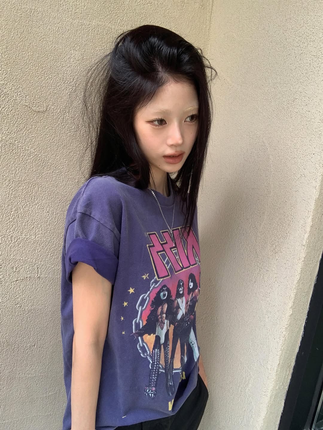 MAINBOOTH X KISS Love Gun T-shirt Deep Purple 착용 스타일 - 3
