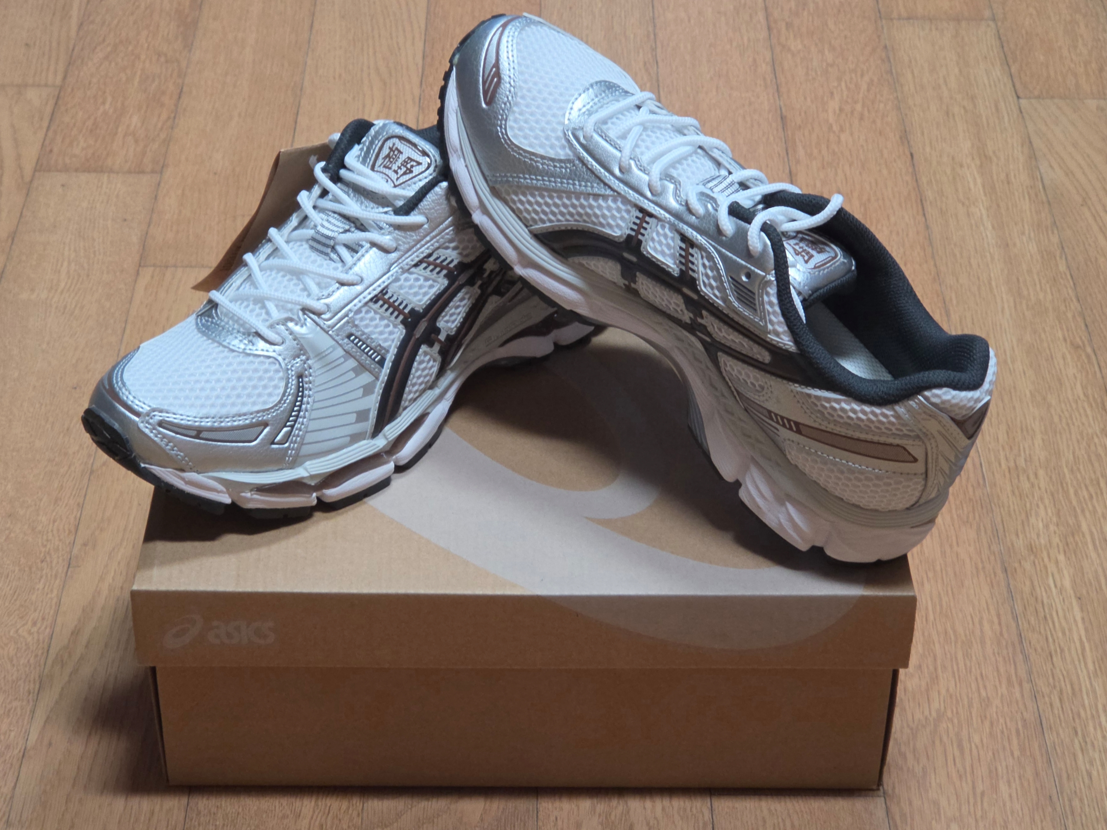 Asics Gel-Kayano 12.1 White Graphite Grey, Asics Gel-Kayano 14 Cream Black 착용 스타일 - 1