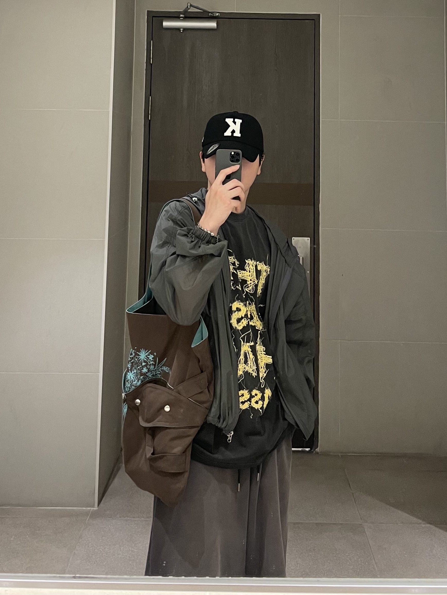 Kamien x KOIN SEOUL K Logo Ball Cap Black 착용 스타일 - 2