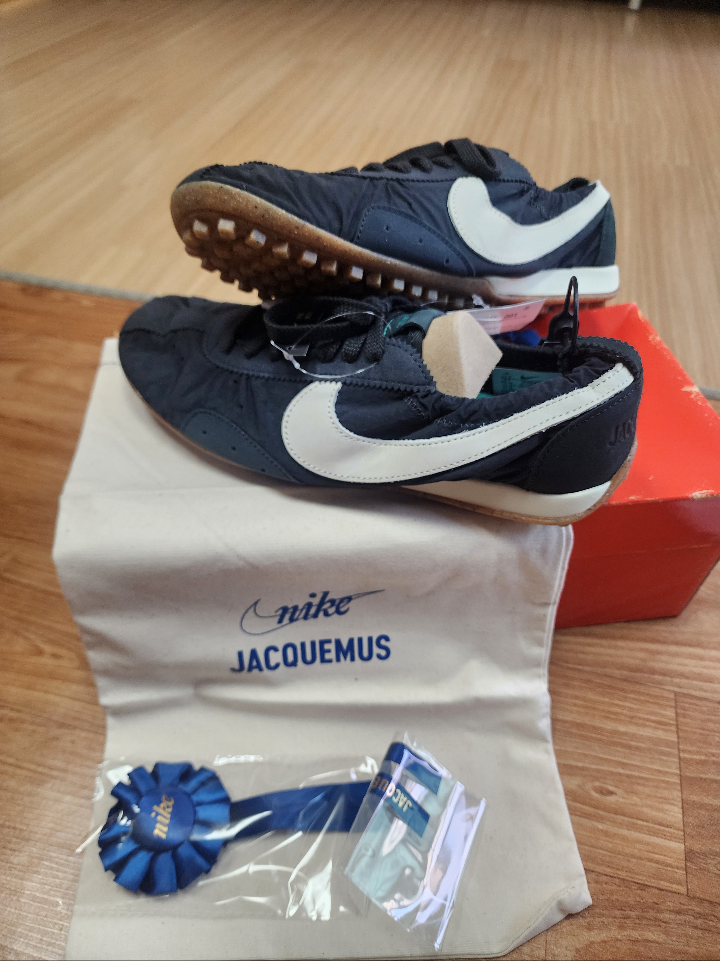 Nike x Jacquemus Moon Shoe SP University Red and Bicycle Yellow, Nike x Jacquemus Moon Shoe SP Off Noir Cashmere 착용 스타일