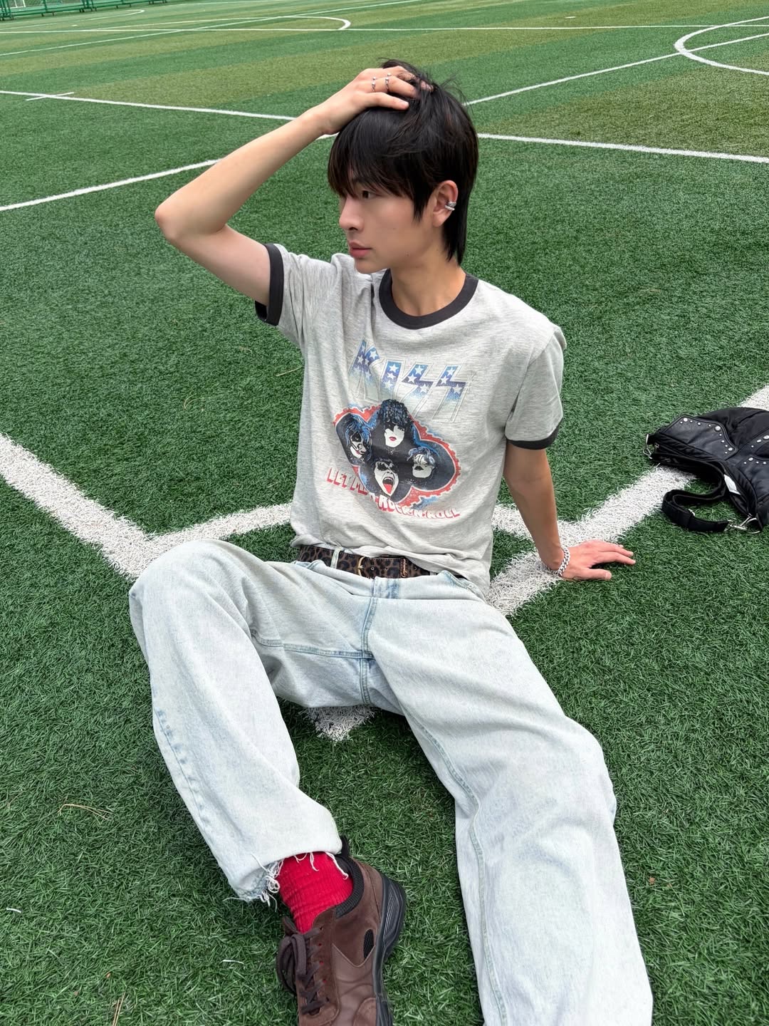 MAINBOOTH X KISS USA Logo T-shirt Gray 착용 스타일 - 4