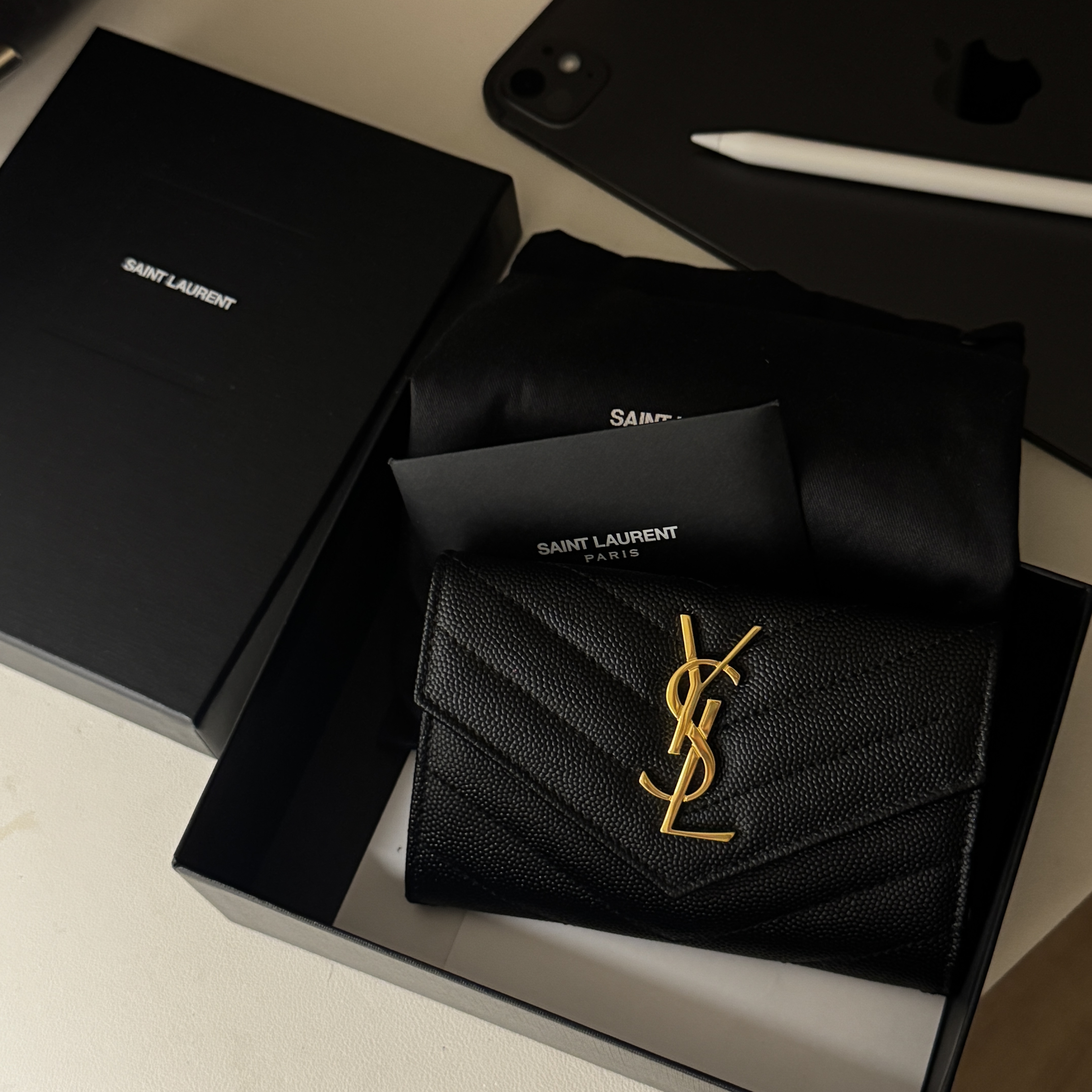 Saint Laurent Cassandre Matelasse Small Envelope Wallet in Grain de Poudre Embossed Leather Black Gold 착용 스타일