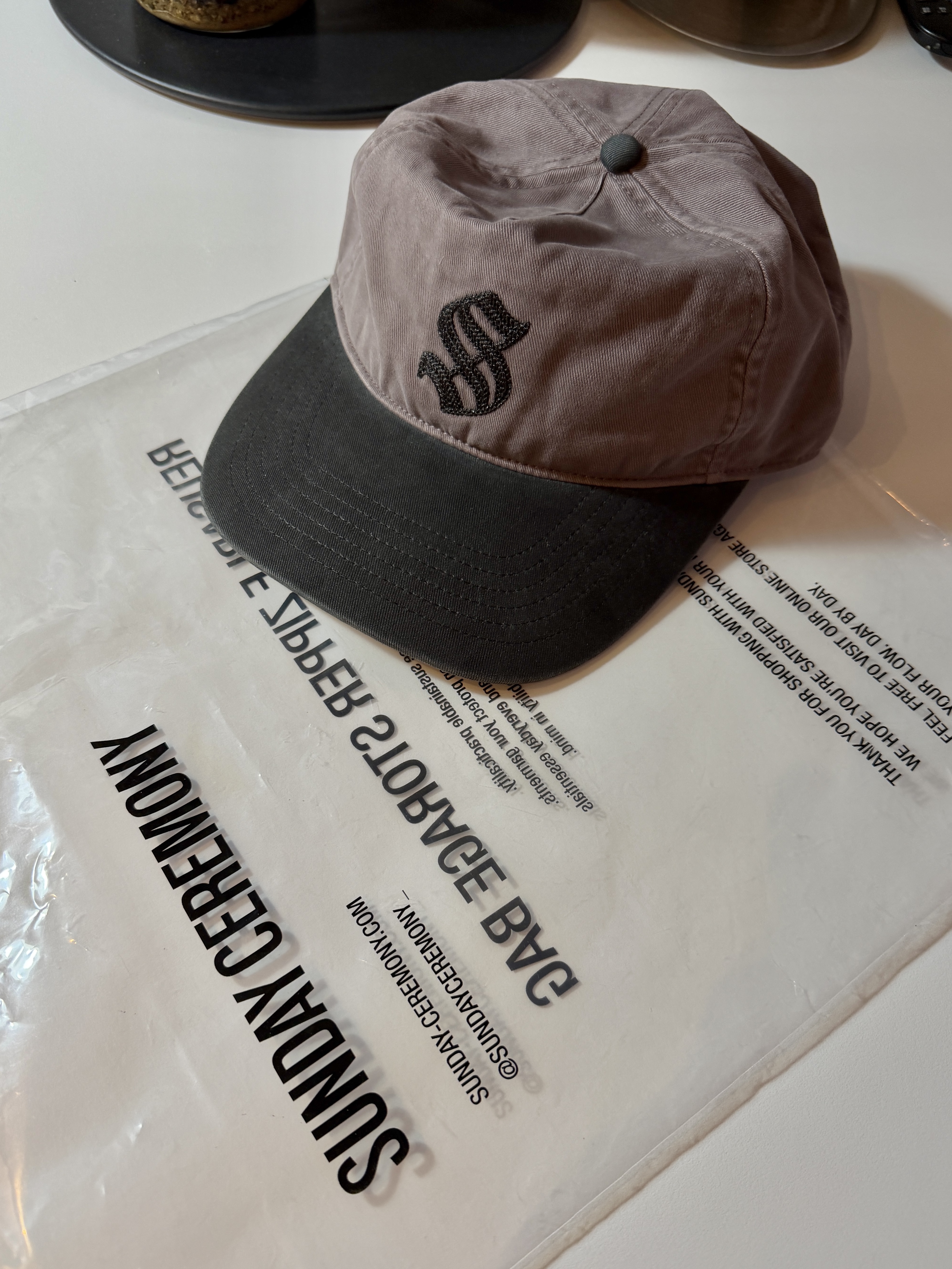 Sunday Ceremony Old English Vintage Logo Cap - Lavender, Sunday Ceremony Old English Vintage Logo Cap - Blue 착용 스타일 - 9