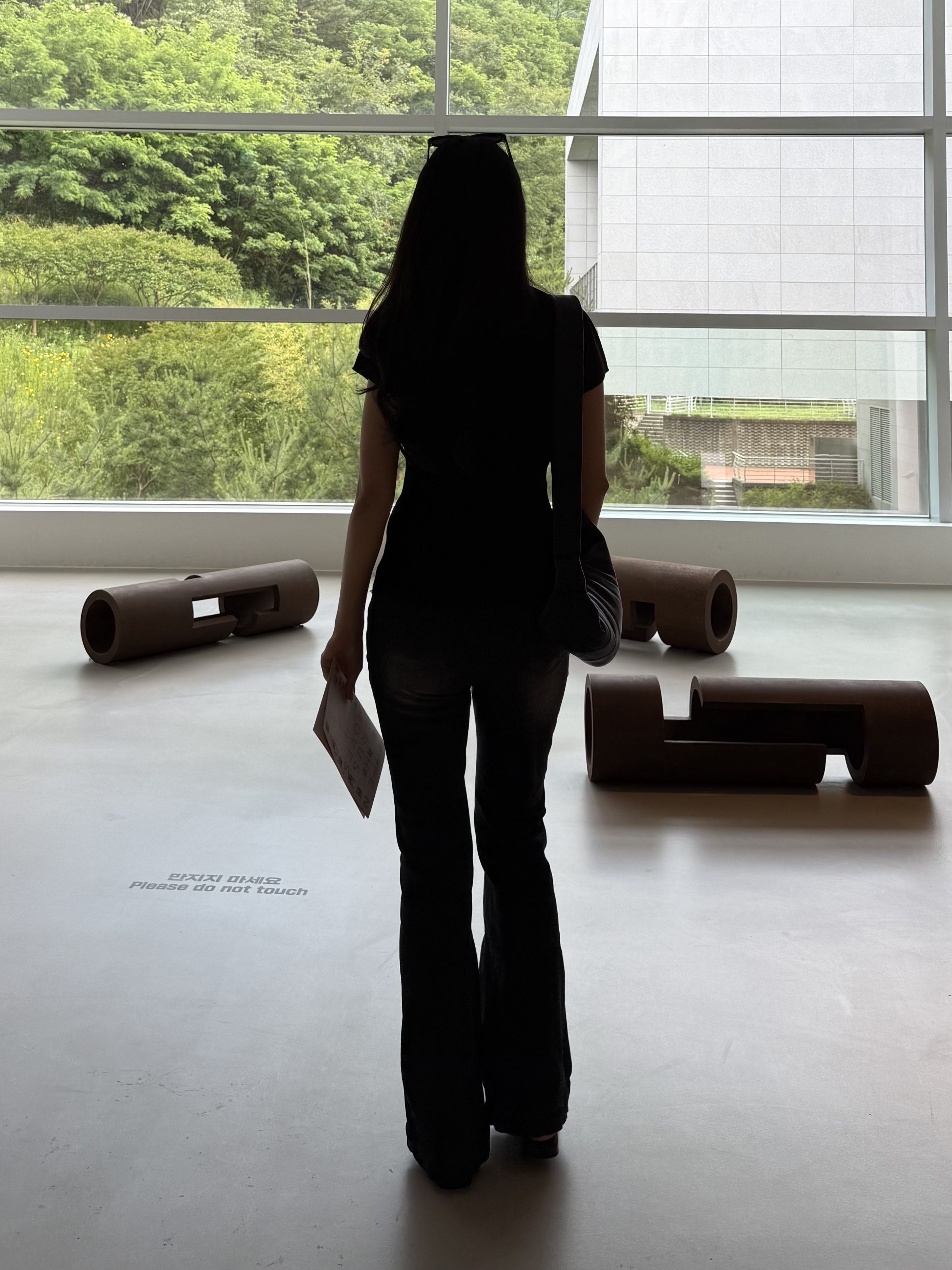 (W) Pleats Please Issey Miyake Mist Basics Top Black, Lemaire Small Croissant Bag Soft Nappa Leather Black 착용 스타일 - 1