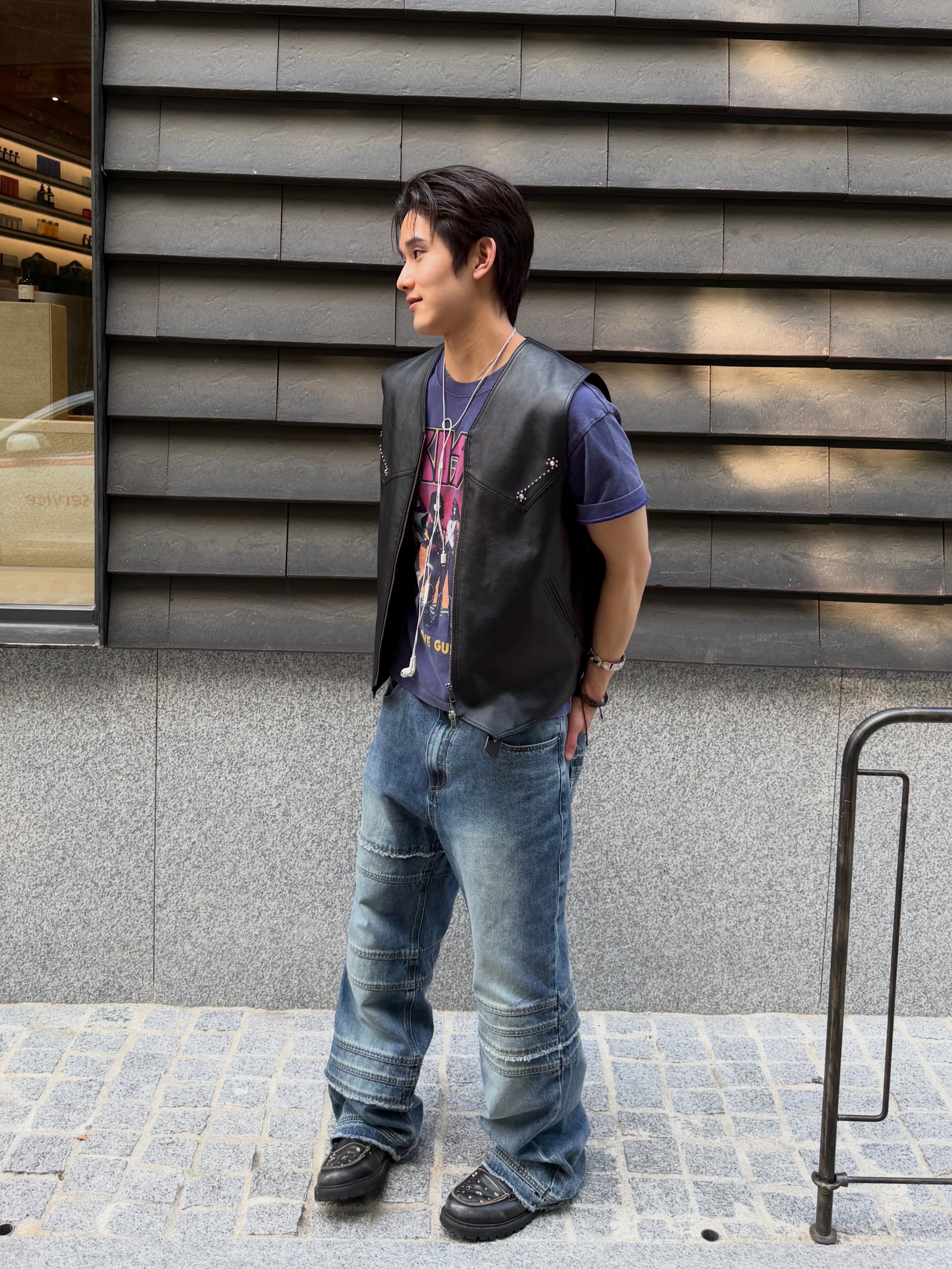 MAINBOOTH X KISS Love Gun T-shirt Deep Purple 착용 스타일 - 5