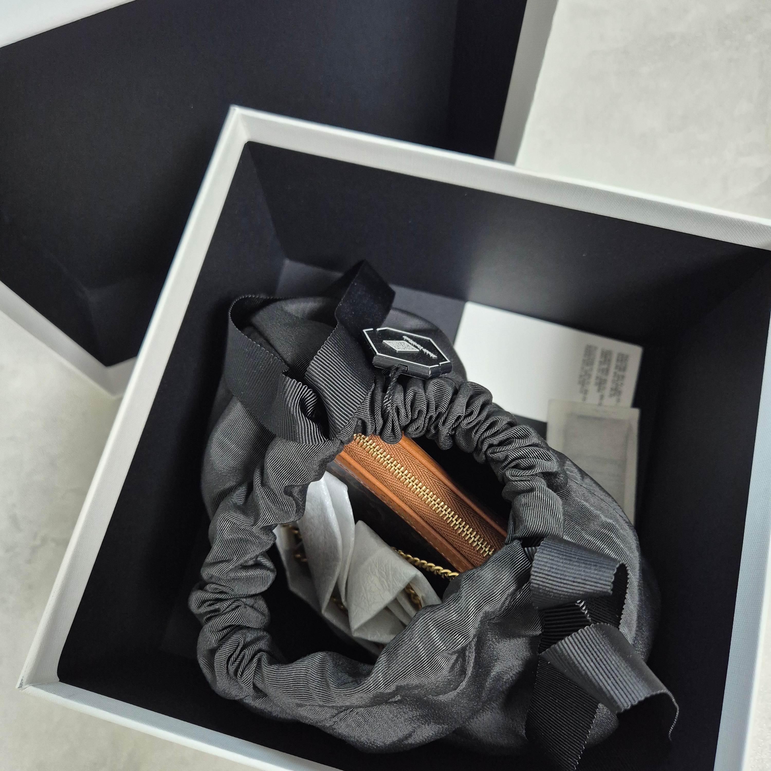 Celine Clutch with Chain in Triomphe Canvas and Lambskin Tan 착용 스타일 - 2