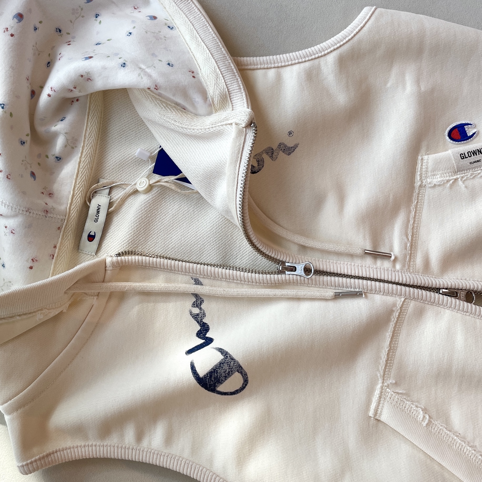 (W) Glowny x Champion Sweat Vest Hoodie Cream, (W) Glowny x Champion Sweat Shorts Cream 착용 스타일 - 4