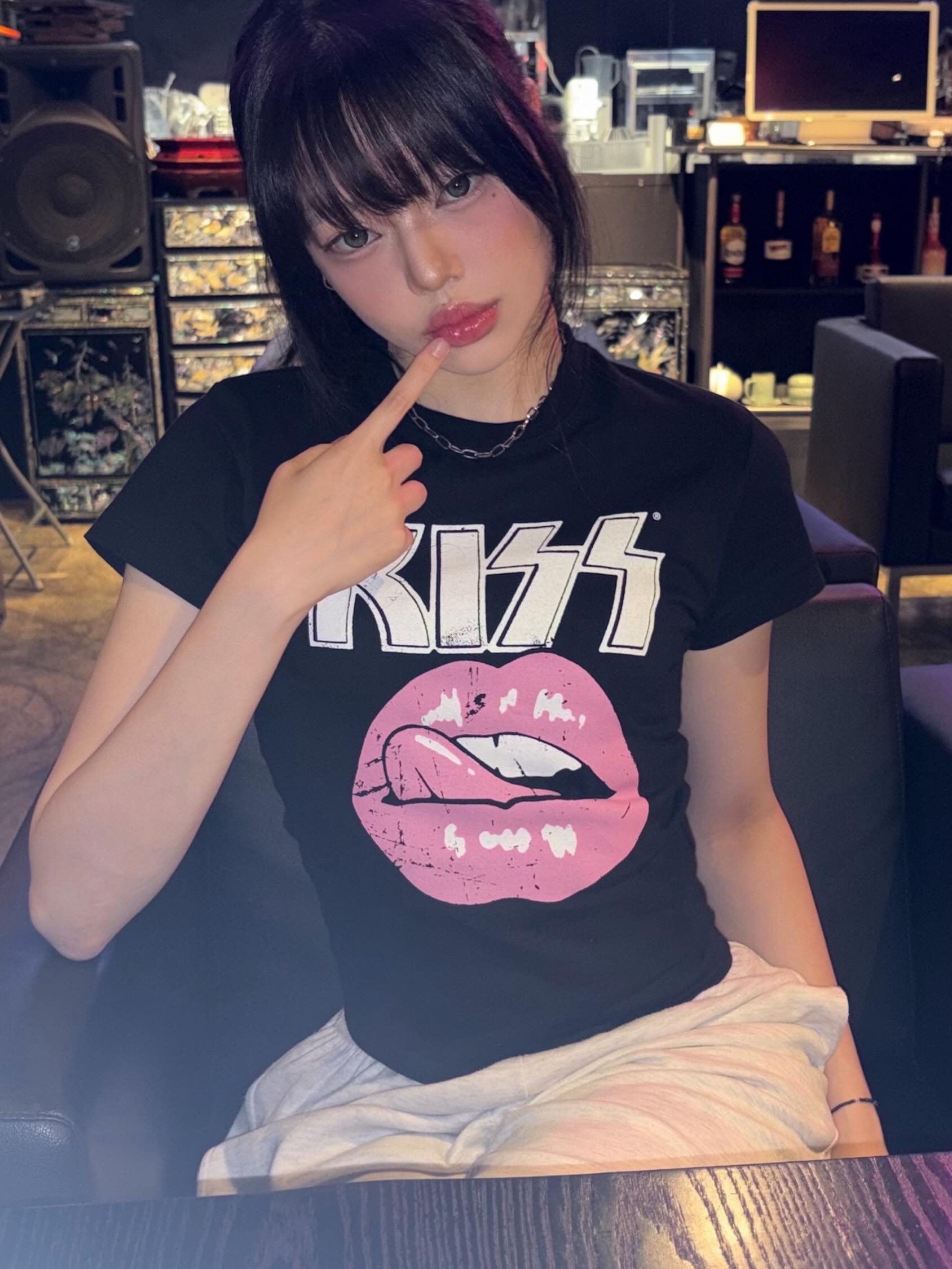 MAINBOOTH X KISS Woman Vintage Lip T-shirt Black 착용 스타일 - 4