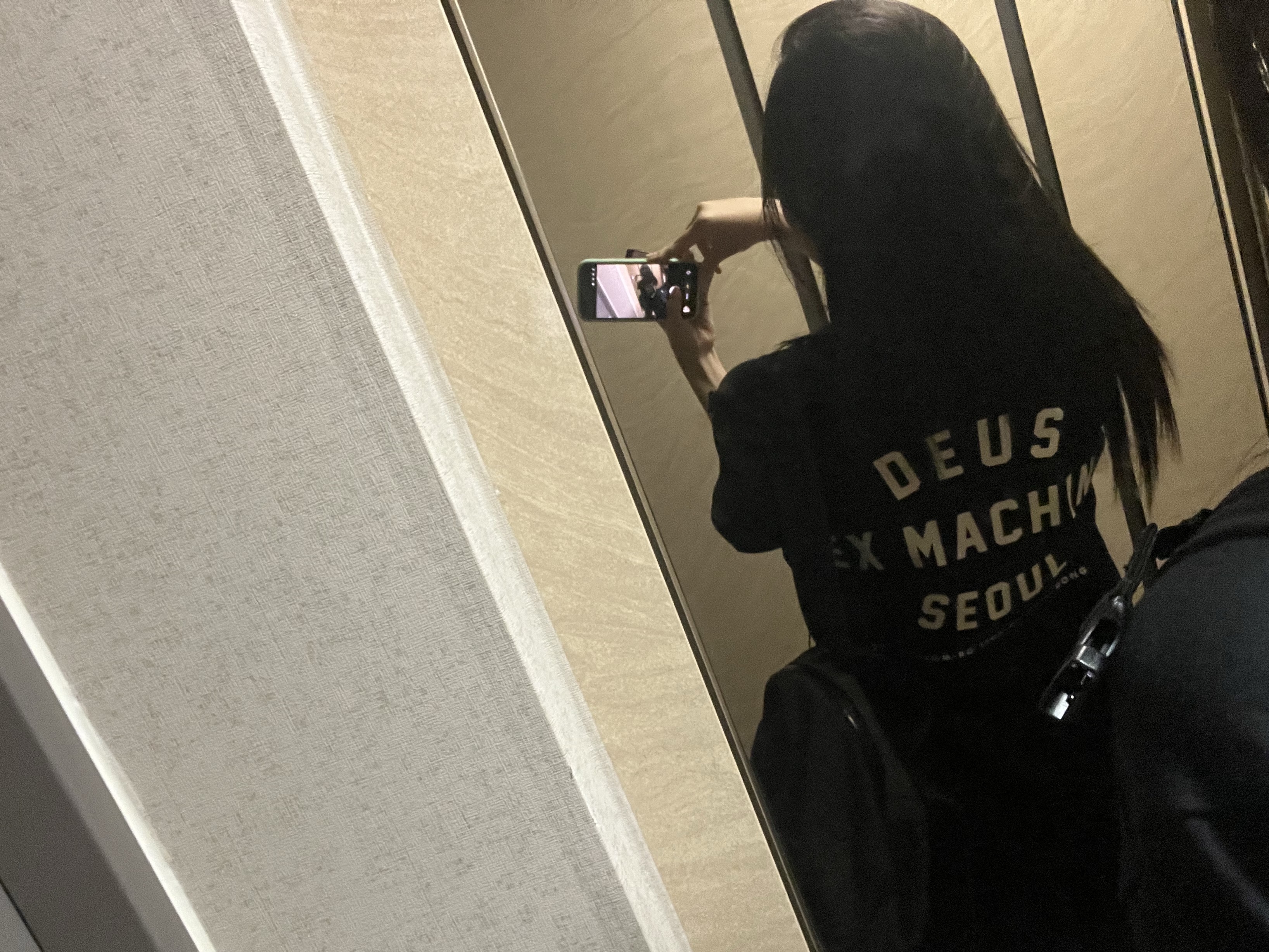 Deus Ex Machina Deus Seoul College Address T-Shirt Black 착용 스타일