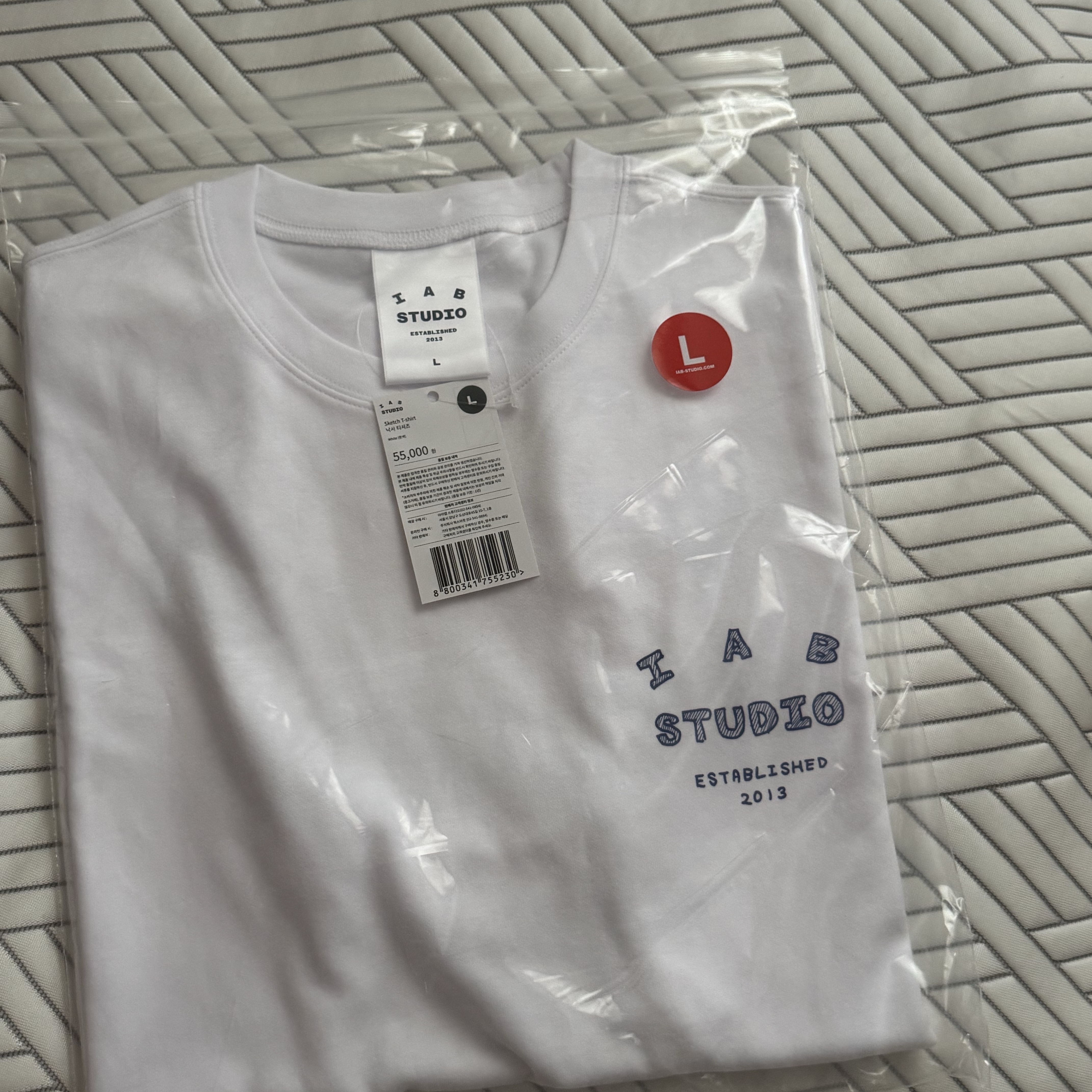 IAB Studio Sketch T-shirt White 착용 스타일