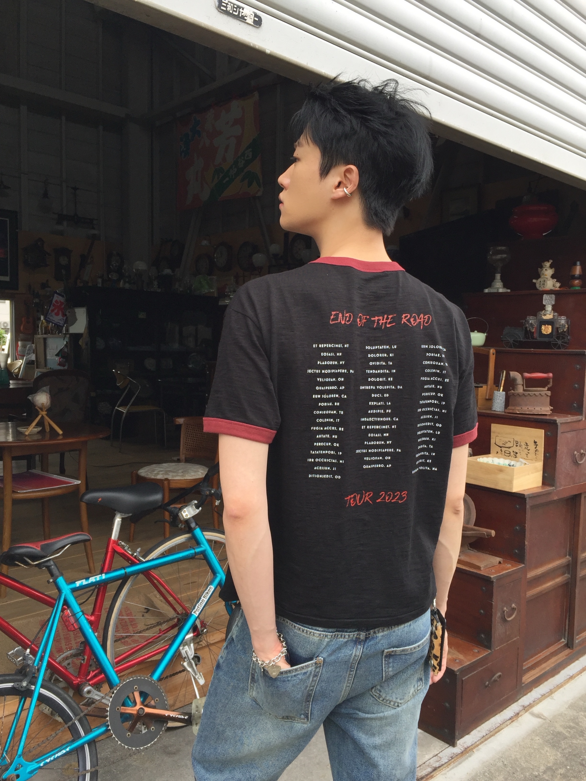 MAINBOOTH X KISS End of the Road T-shirt Black 착용 스타일 - 4