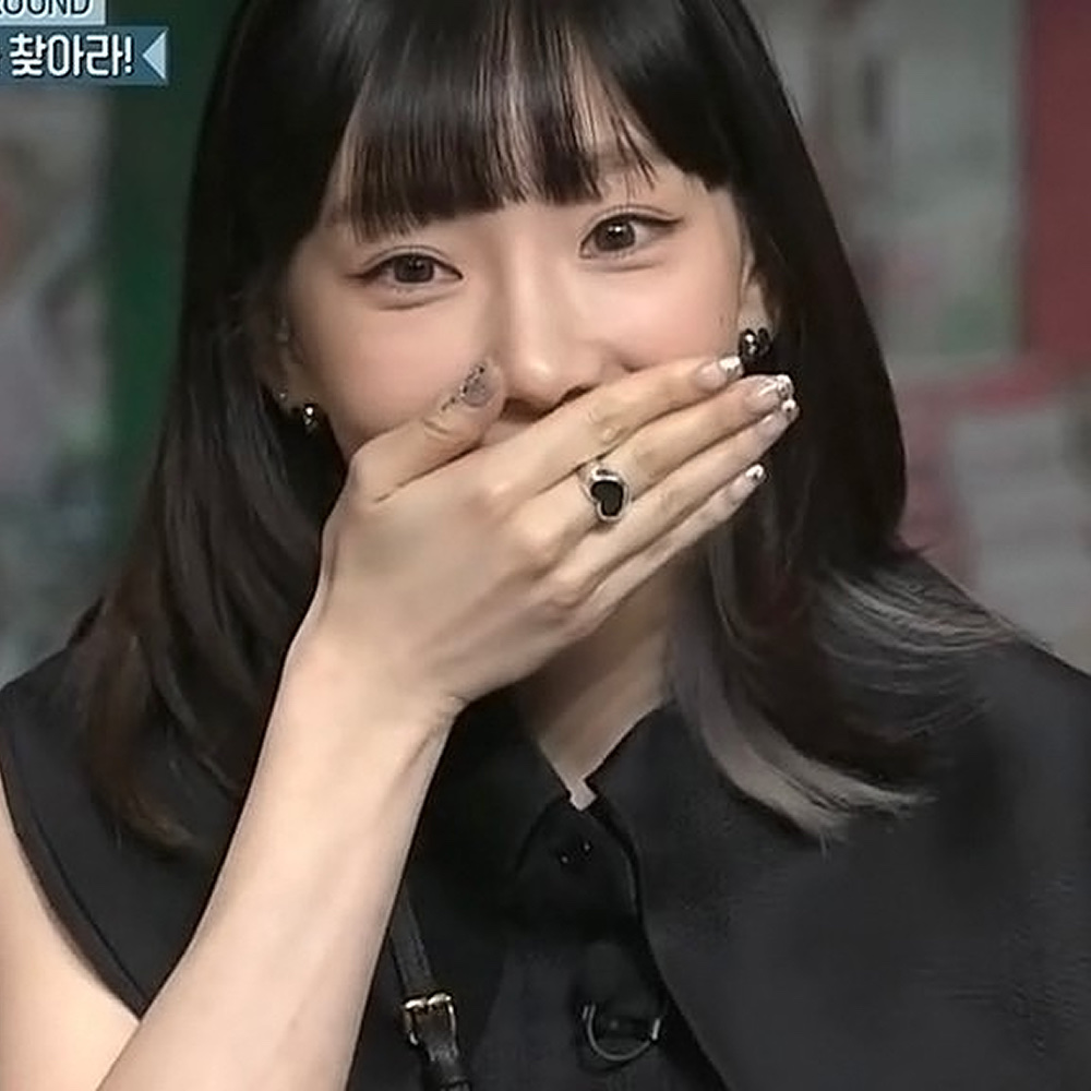 Nonenon Black Love Ring 착용 스타일