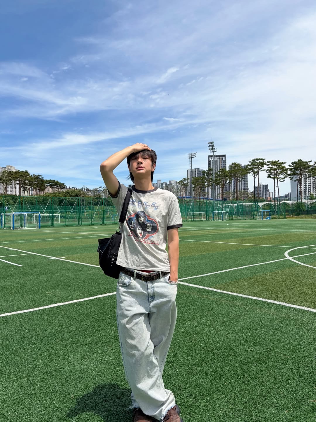 MAINBOOTH X KISS USA Logo T-shirt Gray 착용 스타일 - 1