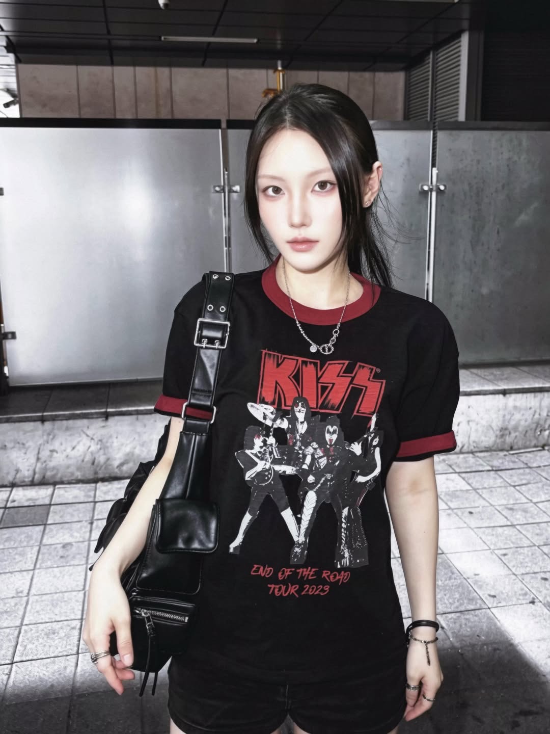 MAINBOOTH X KISS End of the Road T-shirt Black 착용 스타일 - 1