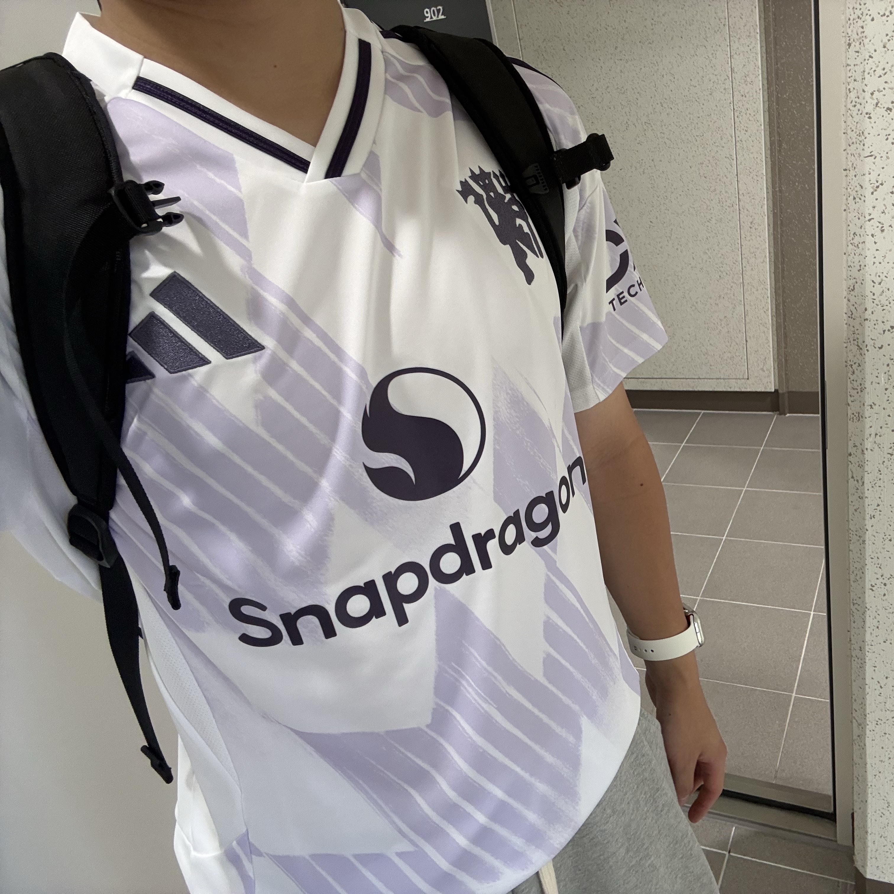 Adidas Manchester United 2025/26 Away Jersey White - KR Sizing (Non Marking Ver.), AMOU Molly One Tuck Bermuda Pants Gray 착용 스타일 - 3