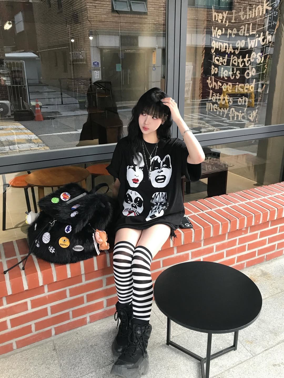 MAINBOOTH X KISS Four Faces Oversized T-shirt Black 착용 스타일 - 3