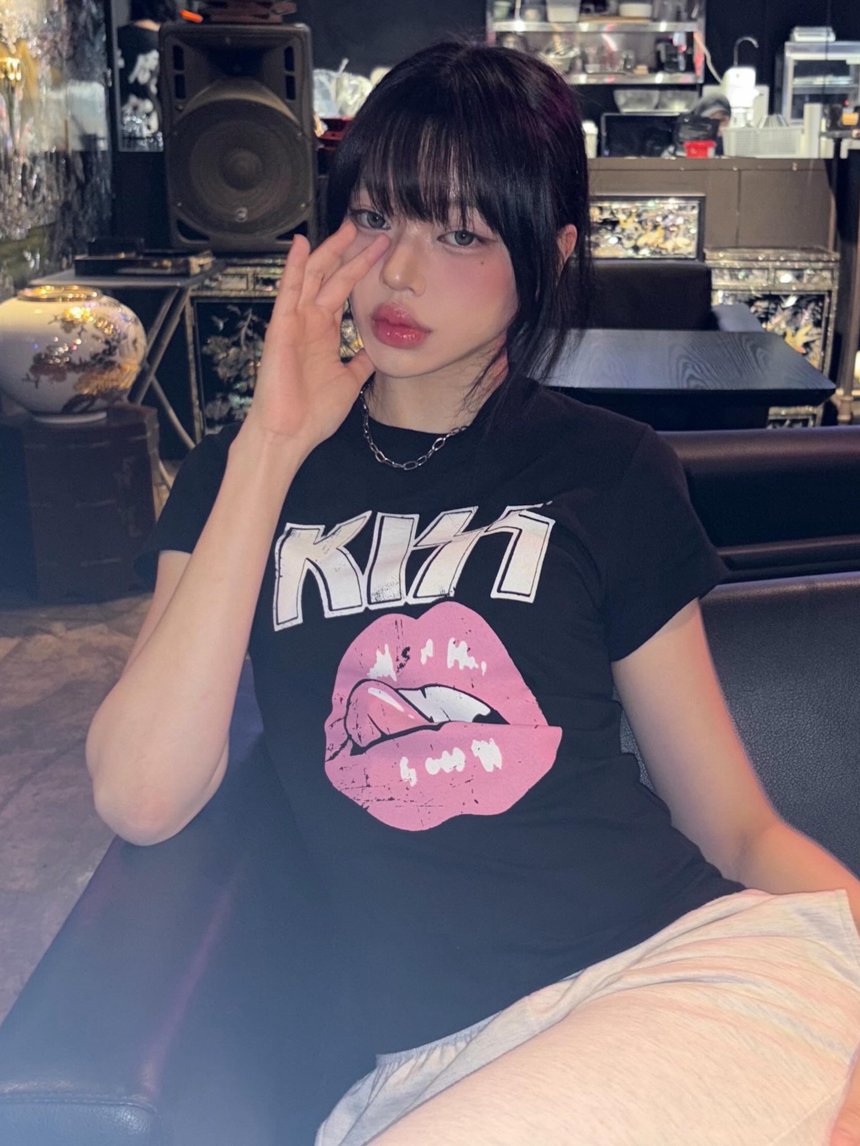MAINBOOTH X KISS Woman Vintage Lip T-shirt Black 착용 스타일 - 1