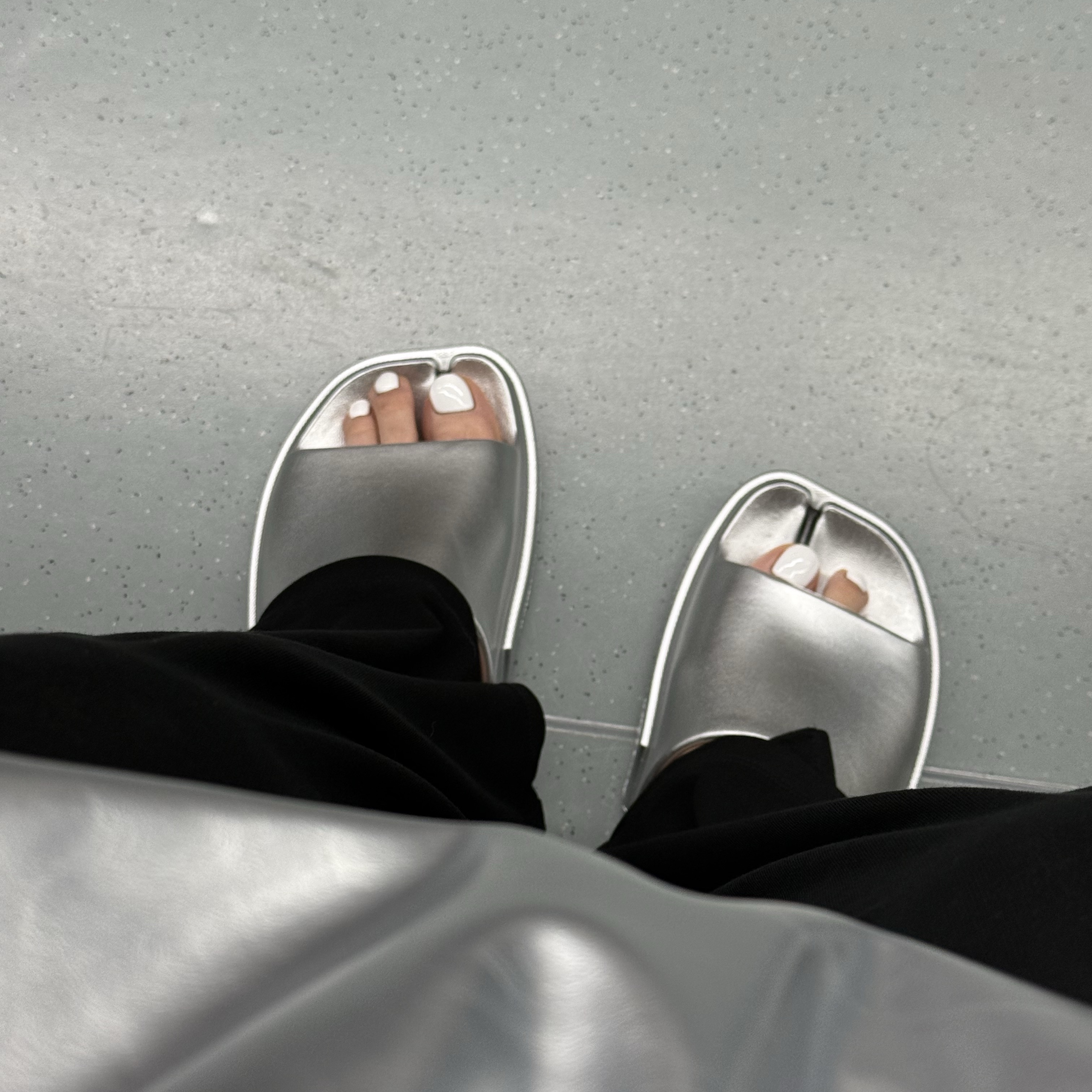 PAES Flipflop 01 Silver 착용 스타일