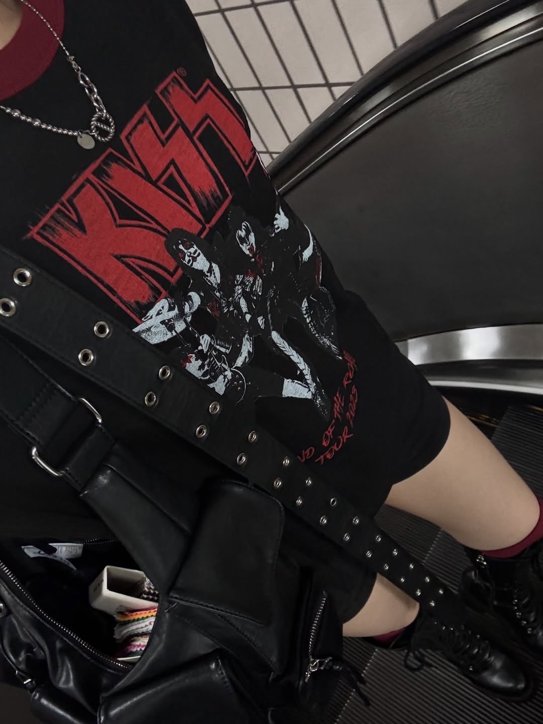 MAINBOOTH X KISS End of the Road T-shirt Black 착용 스타일 - 5