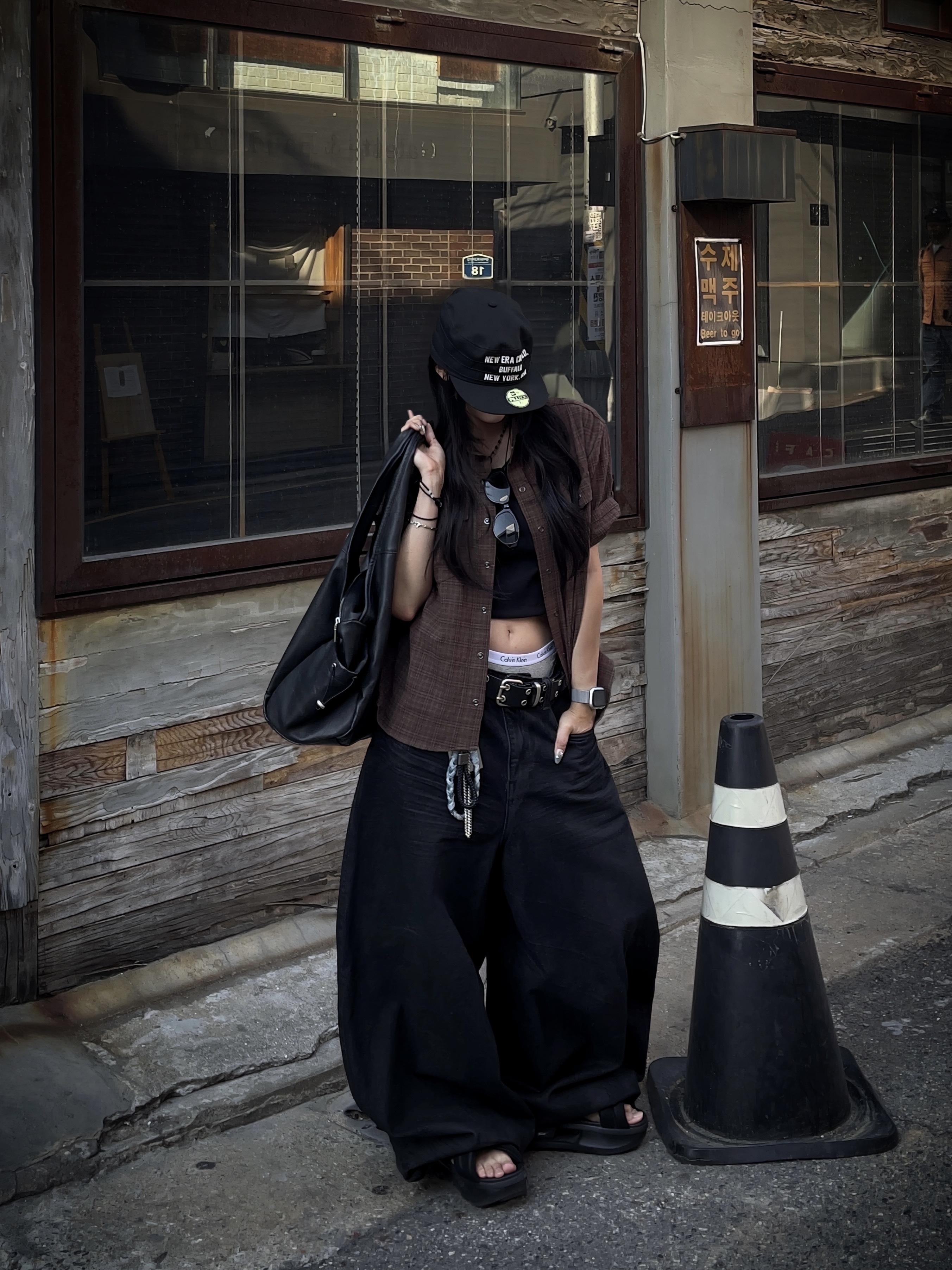 (W) Nike Air Max Isla Sandal Black Anthracite 착용 스타일 - 9