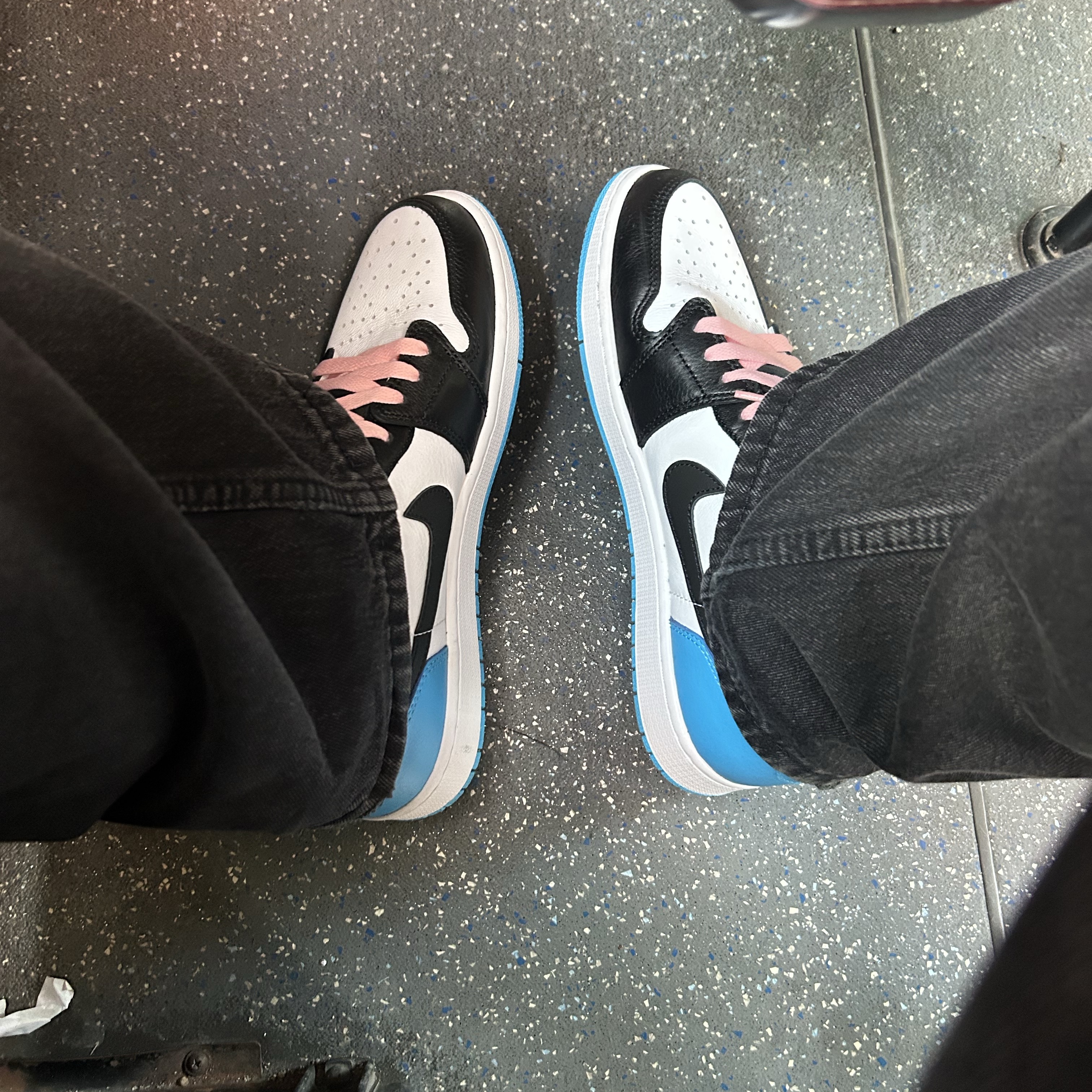 Jordan 1 Retro Low OG Black and Dark Powder Blue 착용 스타일