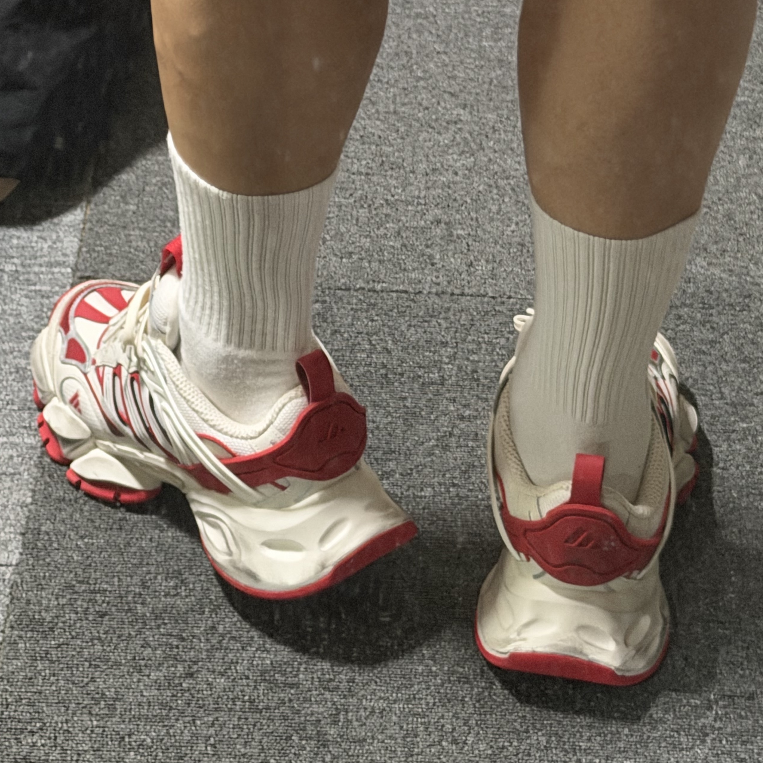 Adidas Vento XLG Deluxe Sneakers White Red 착용 스타일 - 2