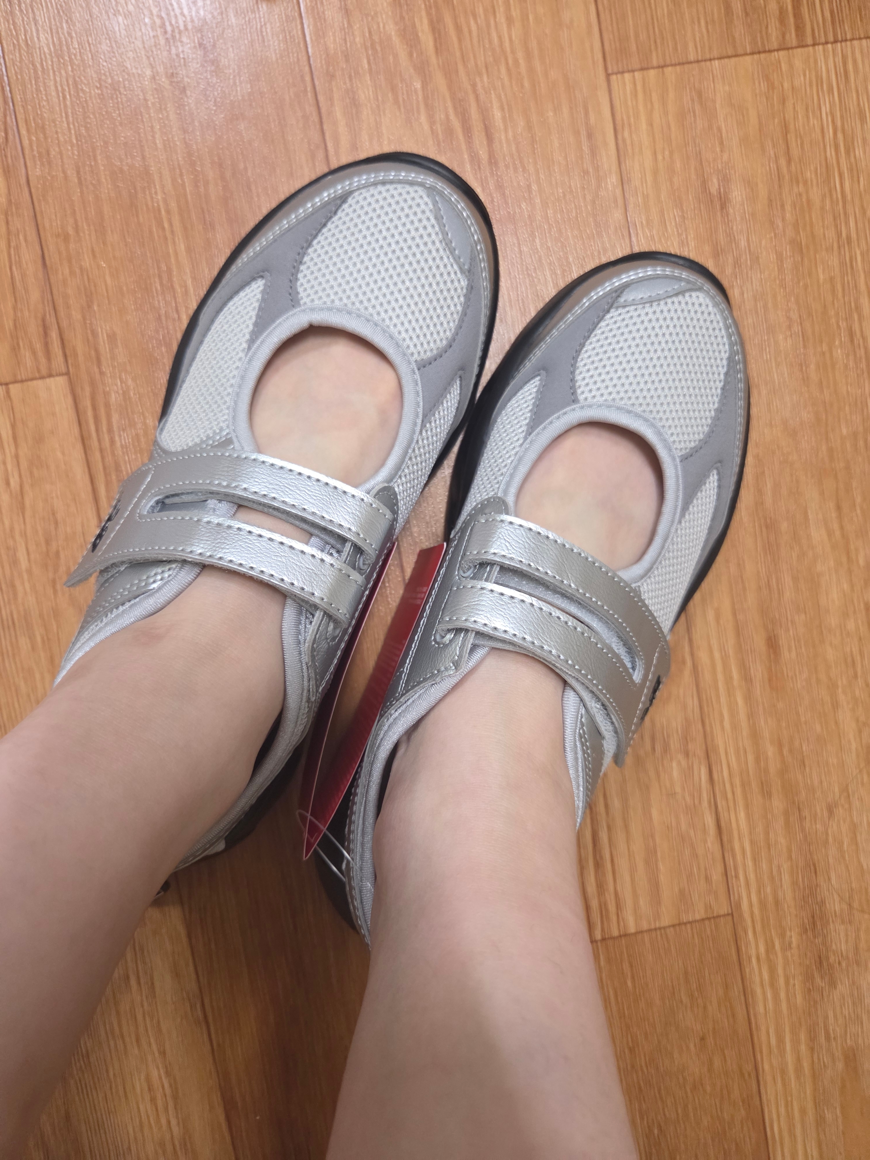 (W) New Balance Breeze SD2202 Metalic Silver 착용 스타일