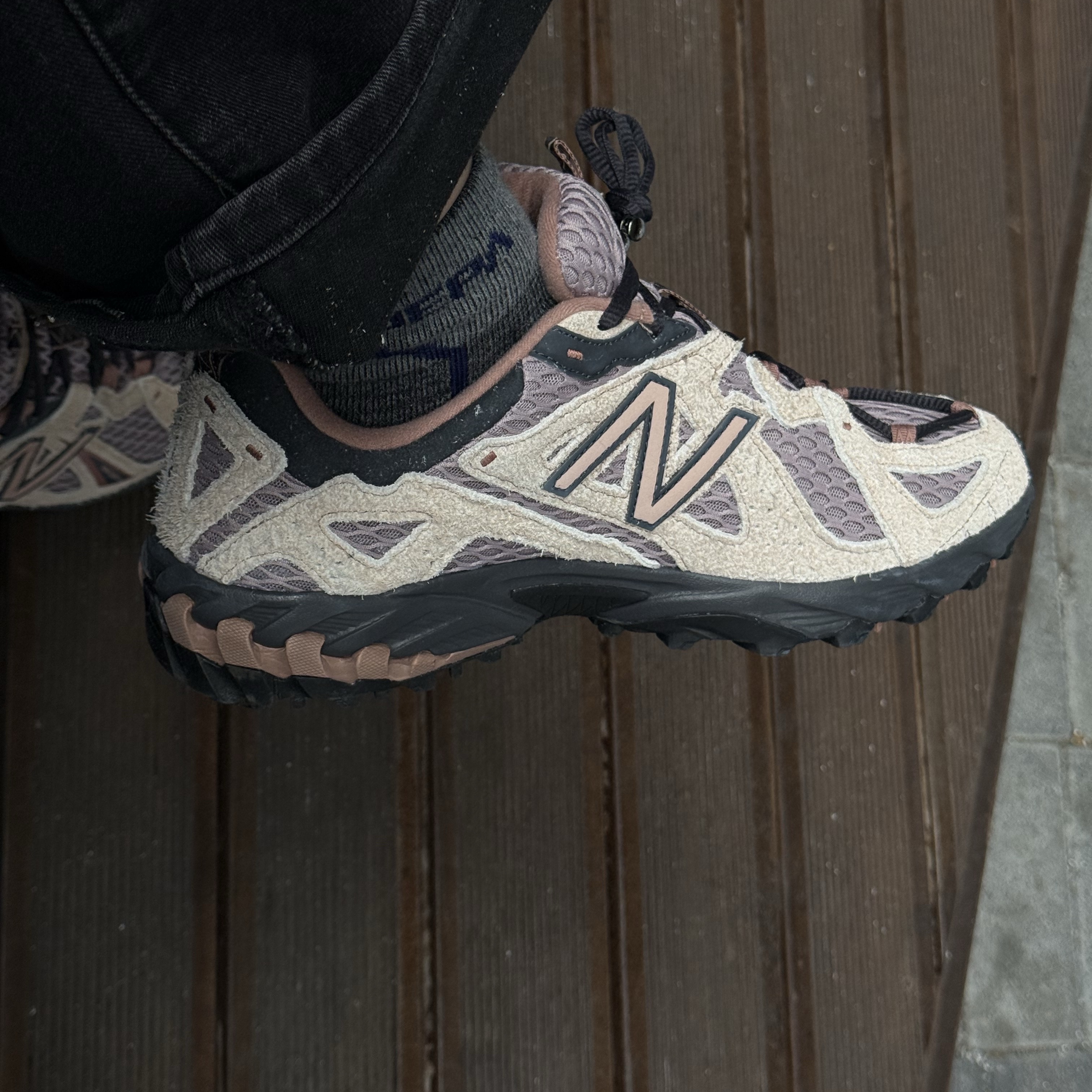 New Balance ML610 Flat Taupe Ice Wine 착용 스타일 - 1