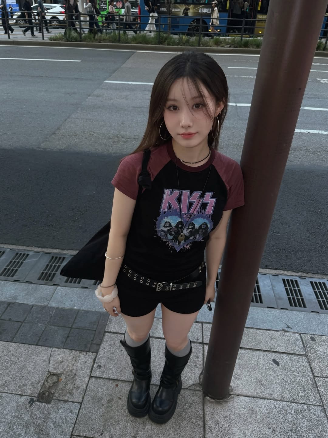 MAINBOOTH X KISS Woman Heart T-shirt Dust Pink 착용 스타일 - 2