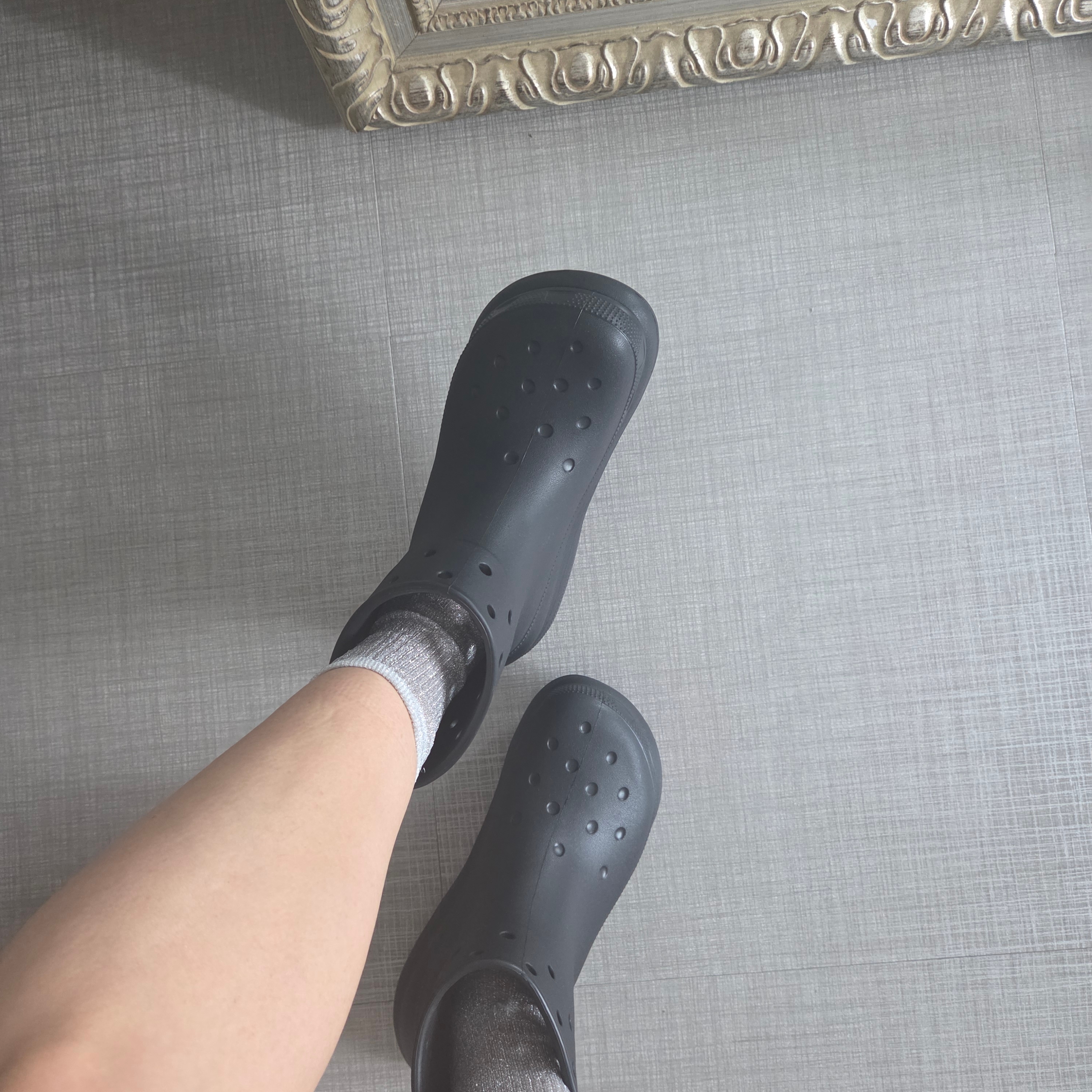 Crocs Classic Rain Boots Black 착용 스타일 - 1