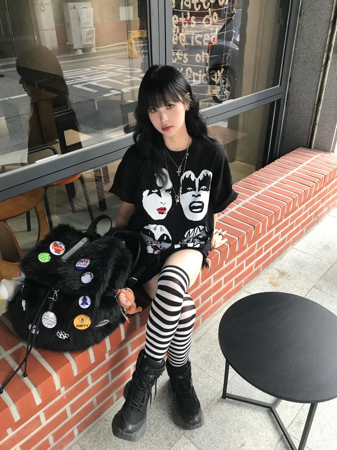 MAINBOOTH X KISS Four Faces Oversized T-shirt Black 착용 스타일 - 1