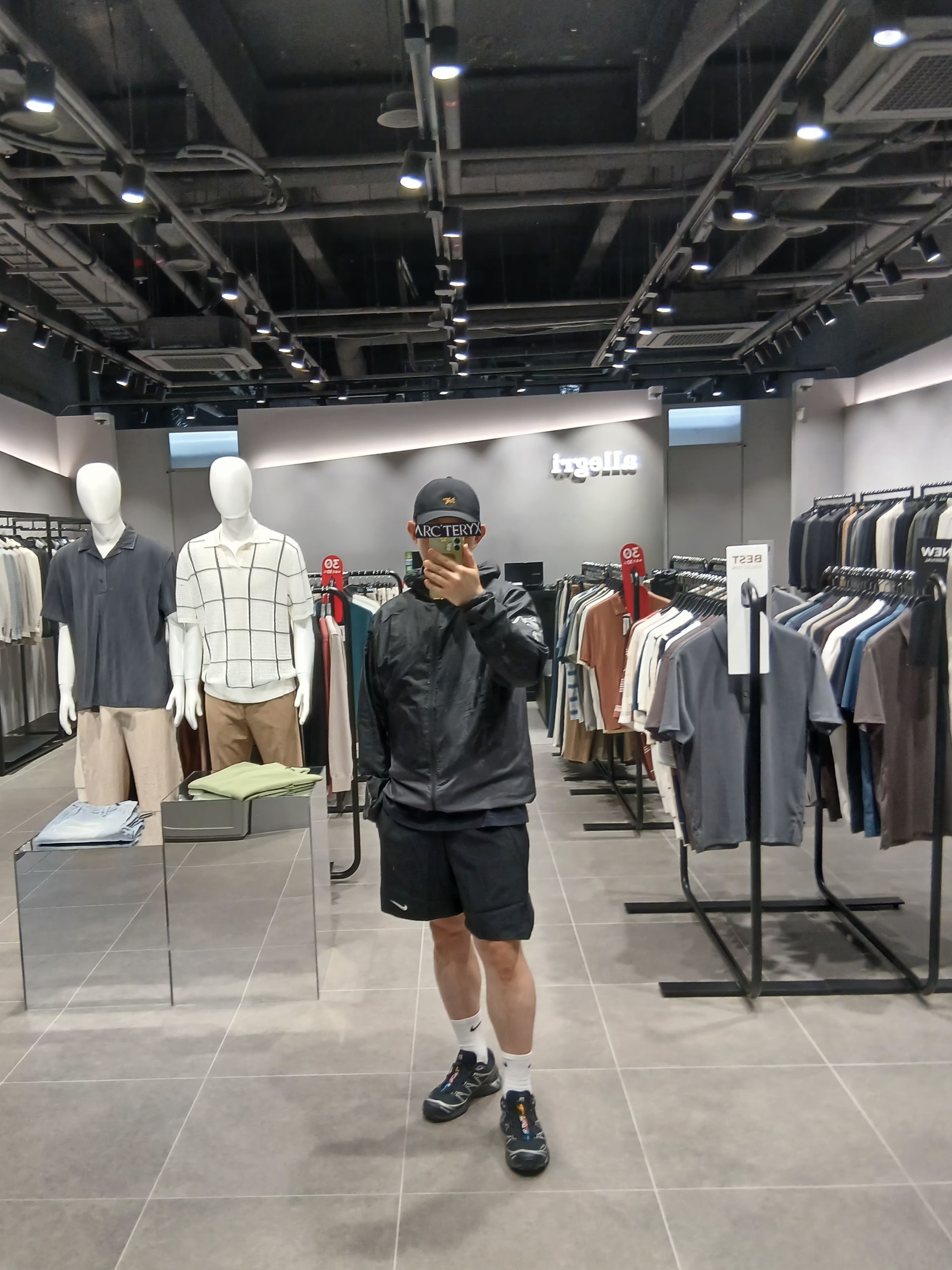 Arc'teryx Norvan Windshell Hoody Black Graphite, Arc'teryx Norvan Windshell Hoody Black Graphite 착용 스타일 - 3