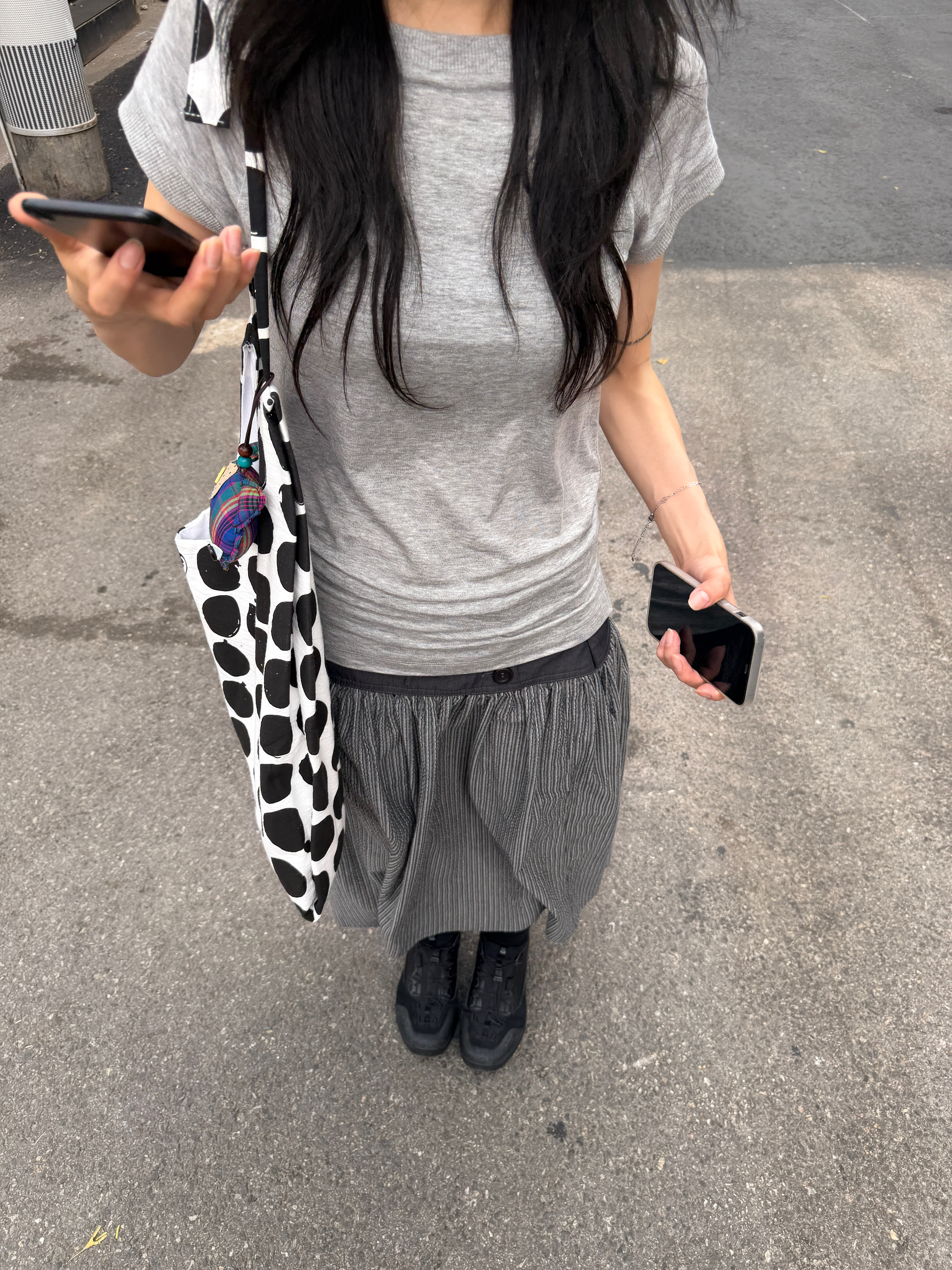 Polyteru Women Muted T-Shirt Gray 착용 스타일