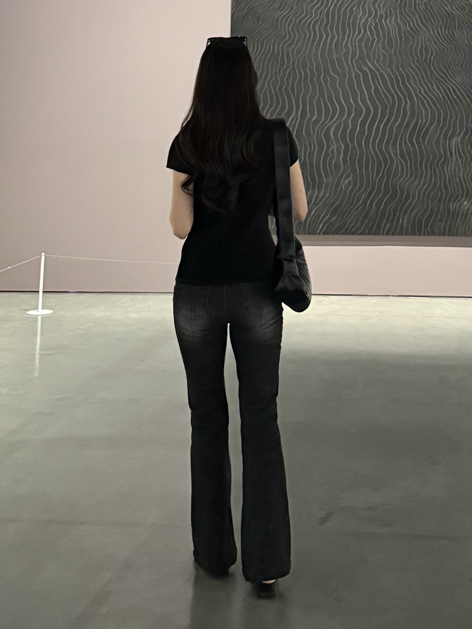 (W) Pleats Please Issey Miyake Mist Basics Top Black, Lemaire Small Croissant Bag Soft Nappa Leather Black 착용 스타일 - 2