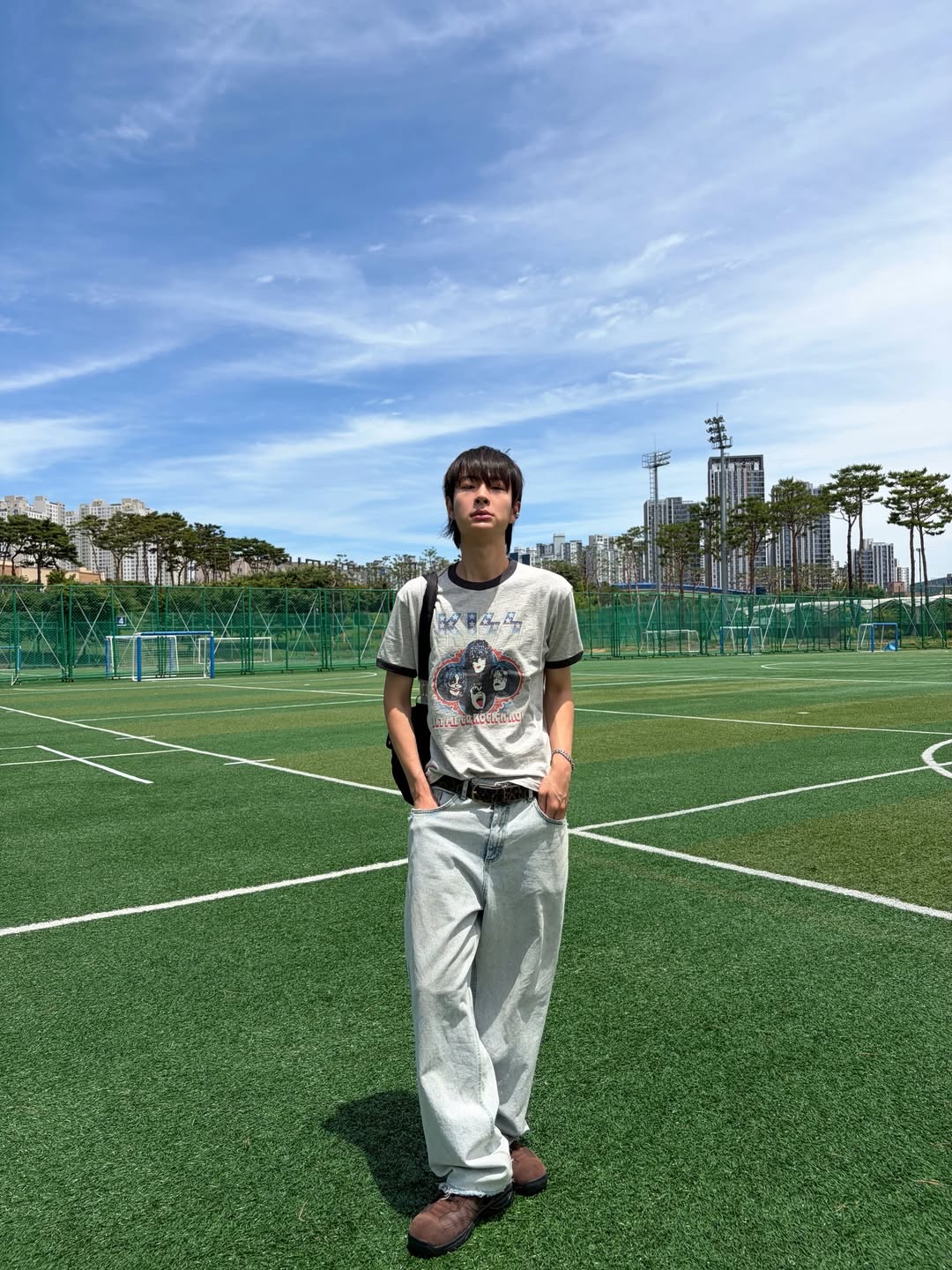 MAINBOOTH X KISS USA Logo T-shirt Gray 착용 스타일 - 2