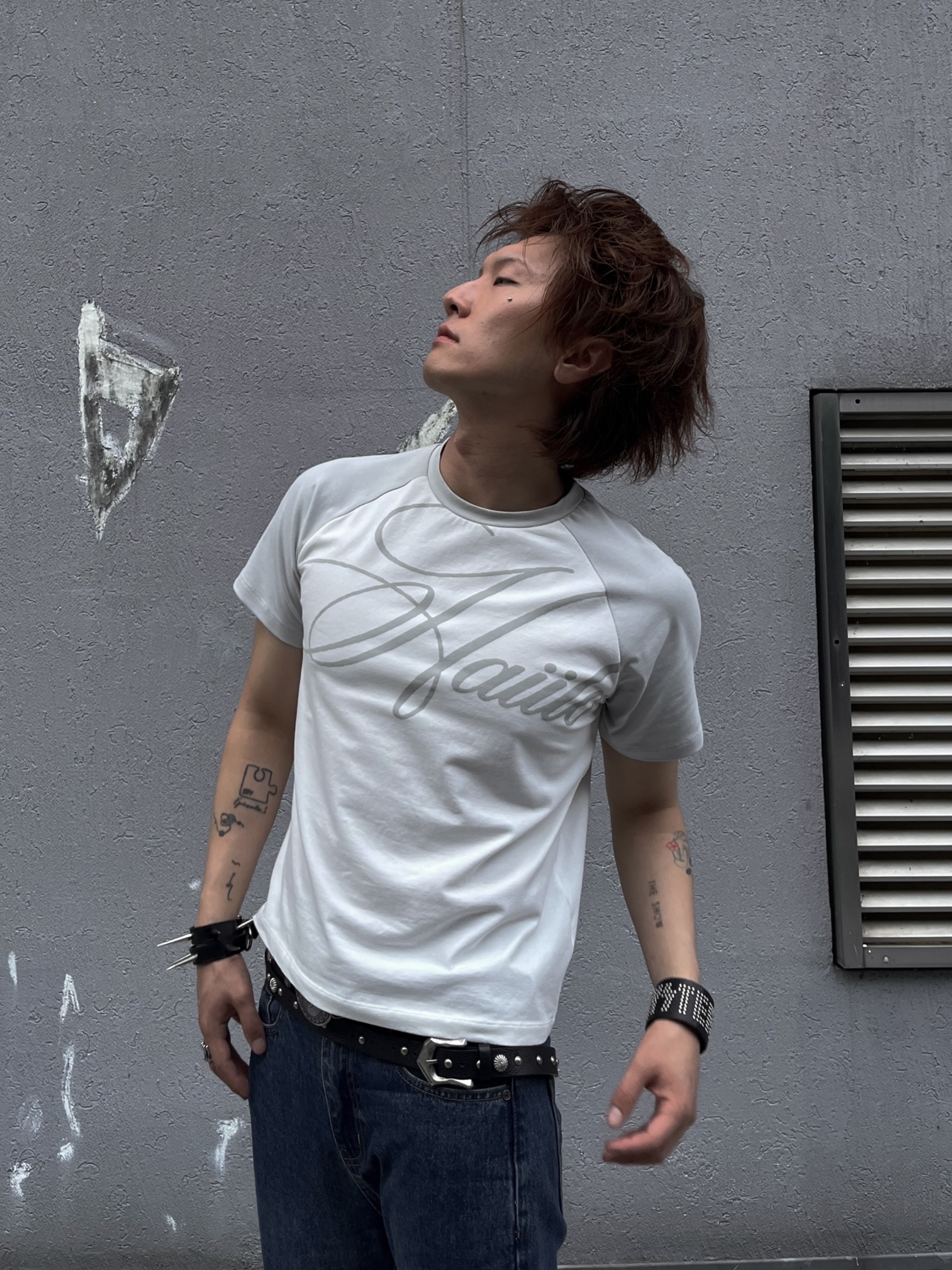 HAiiLO Signed Raglan Paper Grey 착용 스타일 - 2