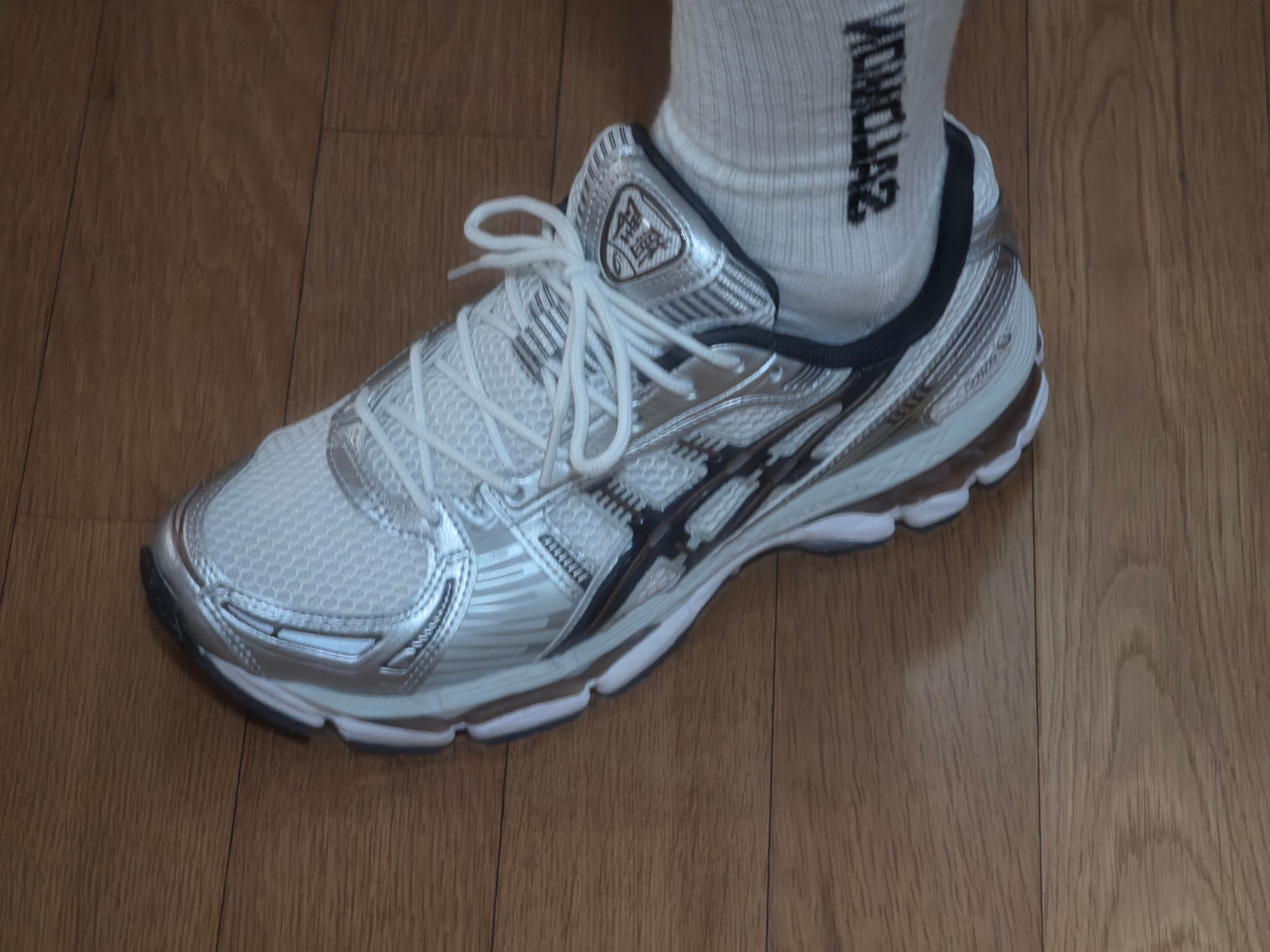 Asics Gel-Kayano 12.1 White Graphite Grey, Asics Gel-Kayano 14 Cream Black 착용 스타일 - 4