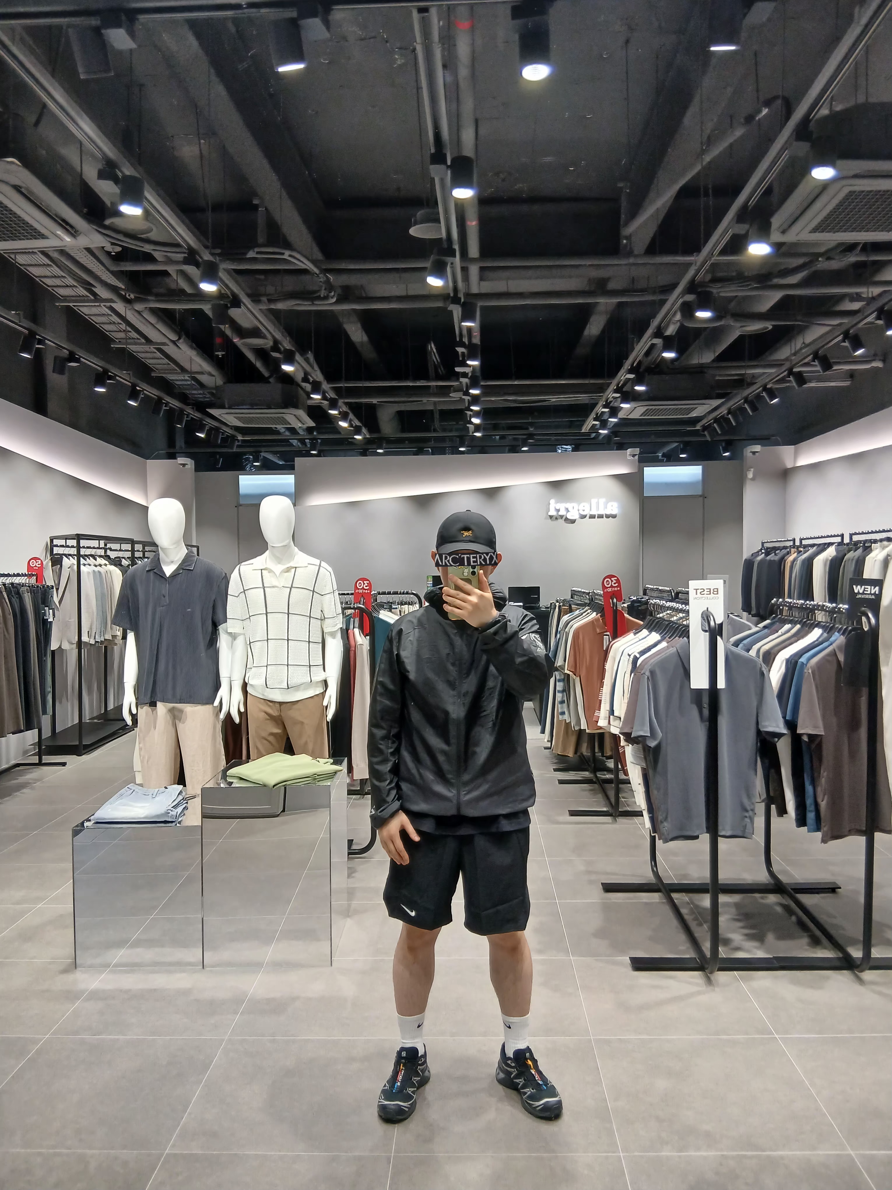 Arc'teryx Norvan Windshell Hoody Black Graphite, Arc'teryx Norvan Windshell Hoody Black Graphite 착용 스타일 - 2