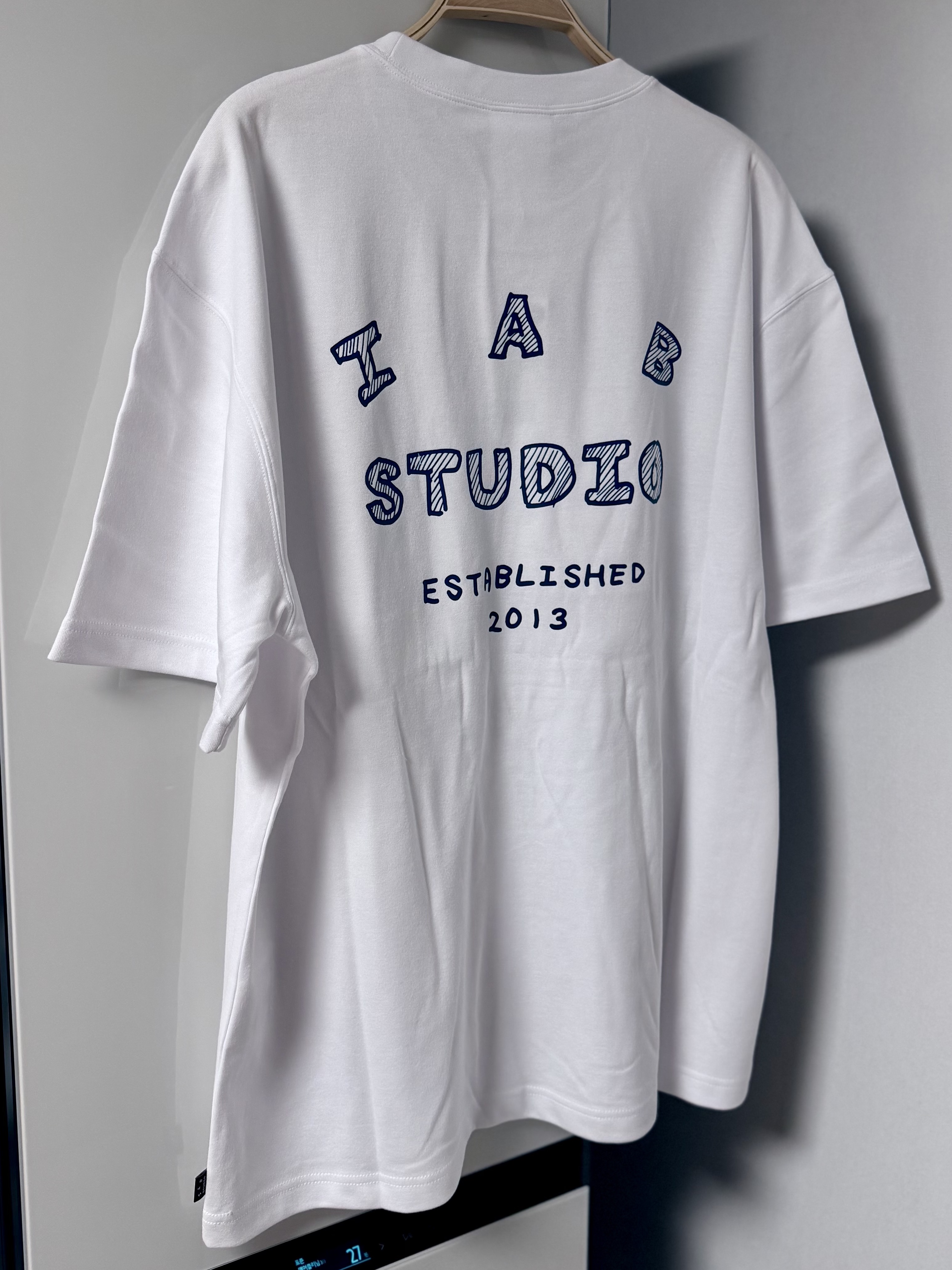 IAB Studio Sketch T-shirt White 착용 스타일 - 1