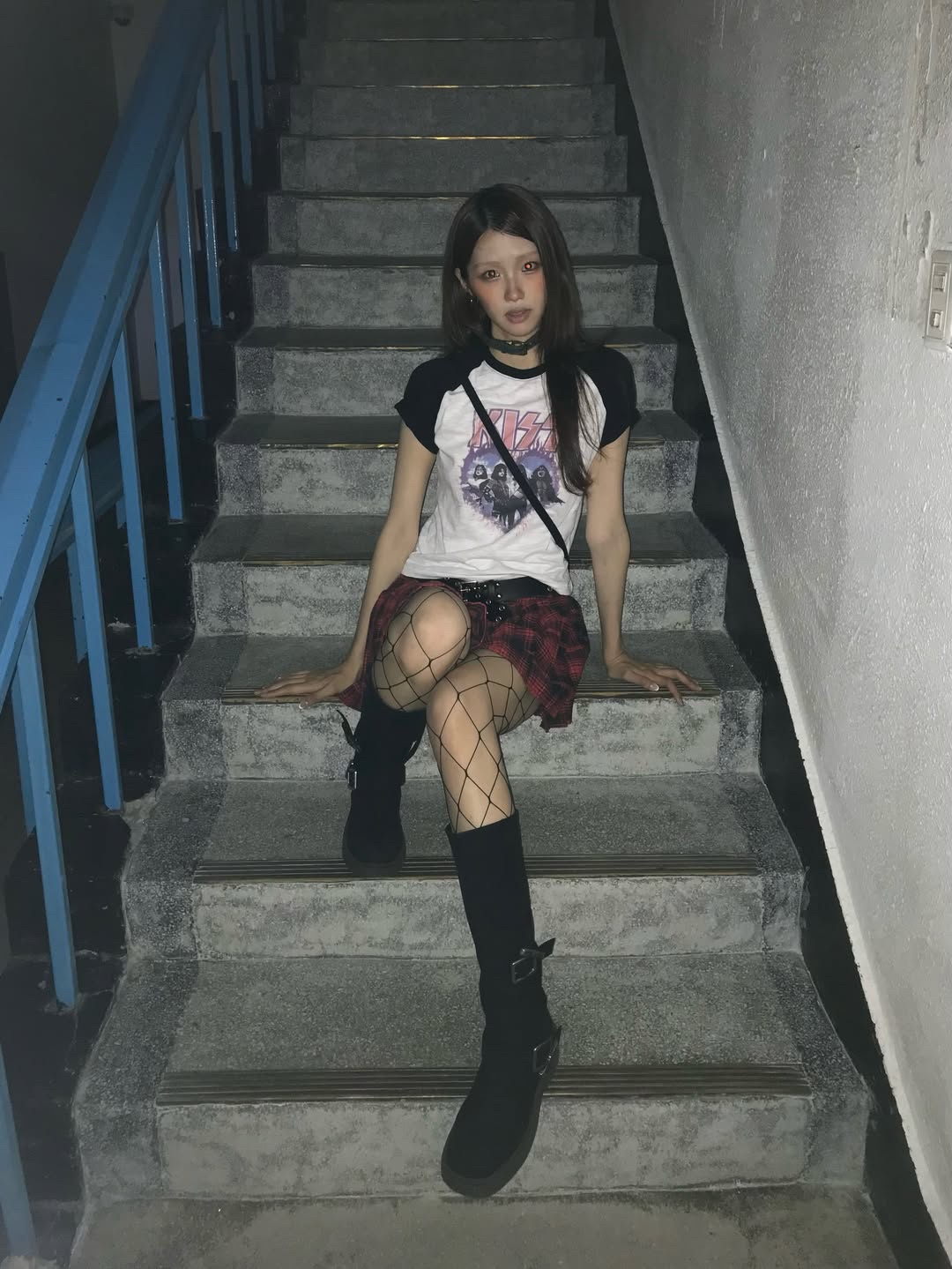 MAINBOOTH X KISS Woman Heart T-shirt White 착용 스타일 - 3
