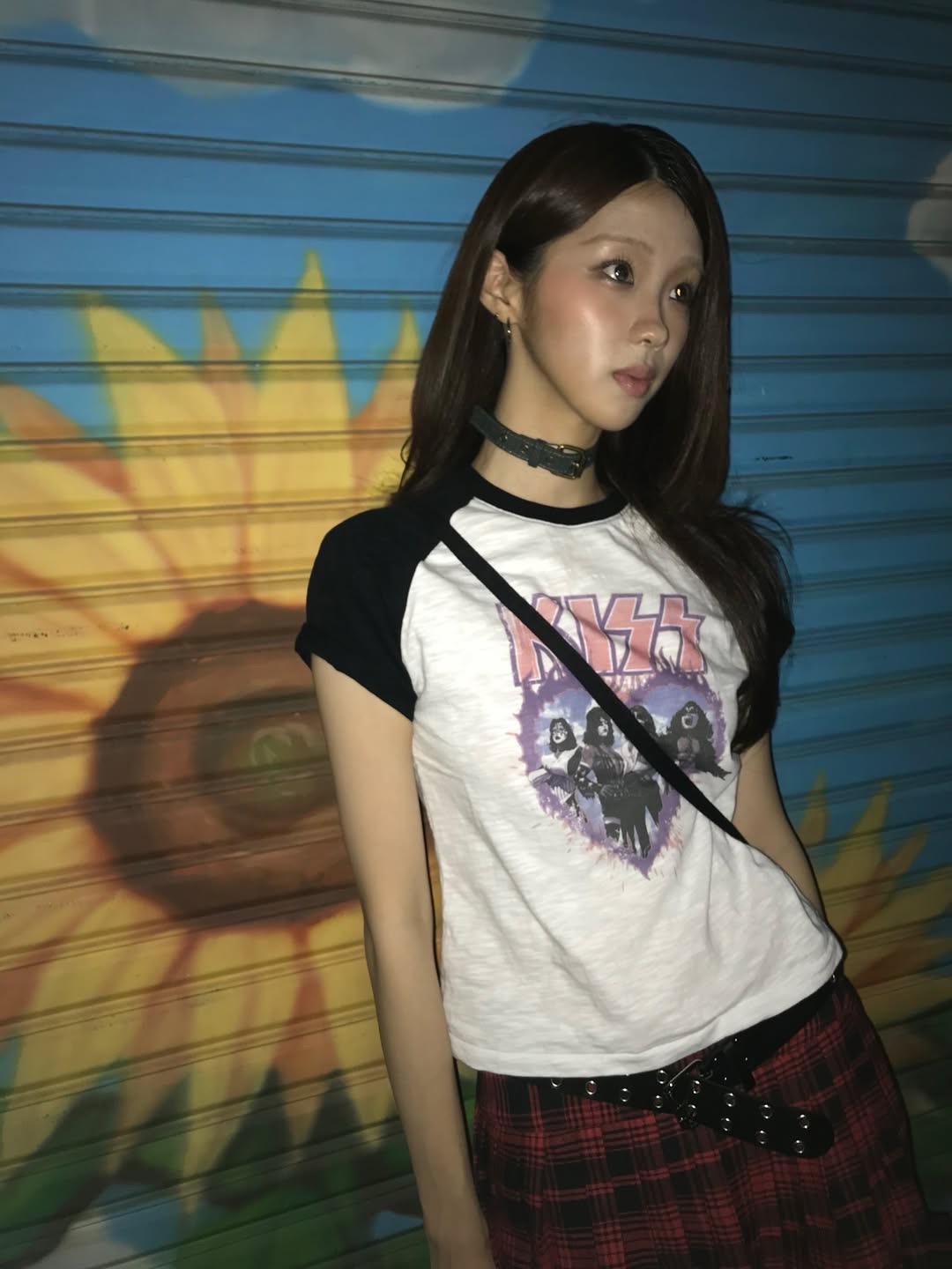MAINBOOTH X KISS Woman Heart T-shirt White 착용 스타일 - 4