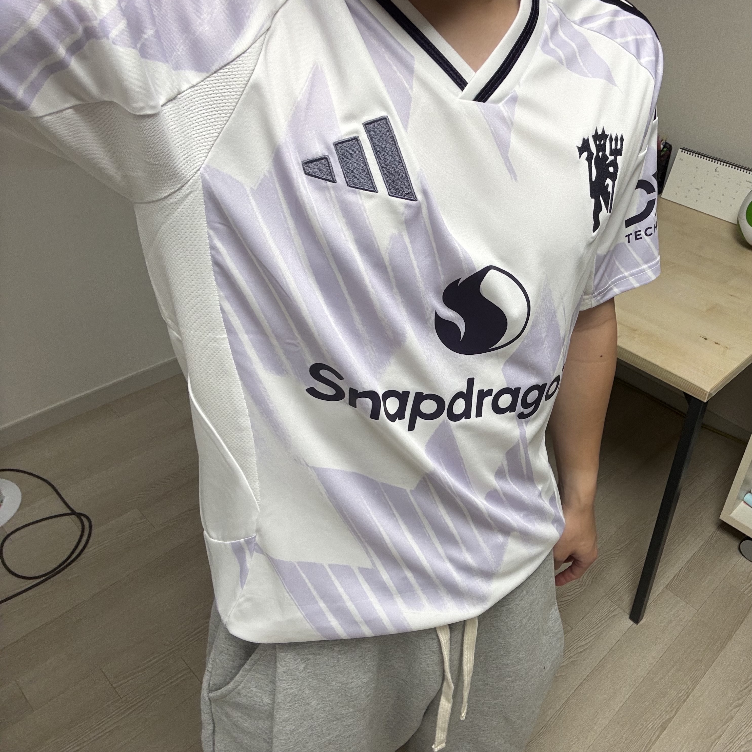 Adidas Manchester United 2025/26 Away Jersey White - KR Sizing (Non Marking Ver.), AMOU Molly One Tuck Bermuda Pants Gray 착용 스타일 - 2