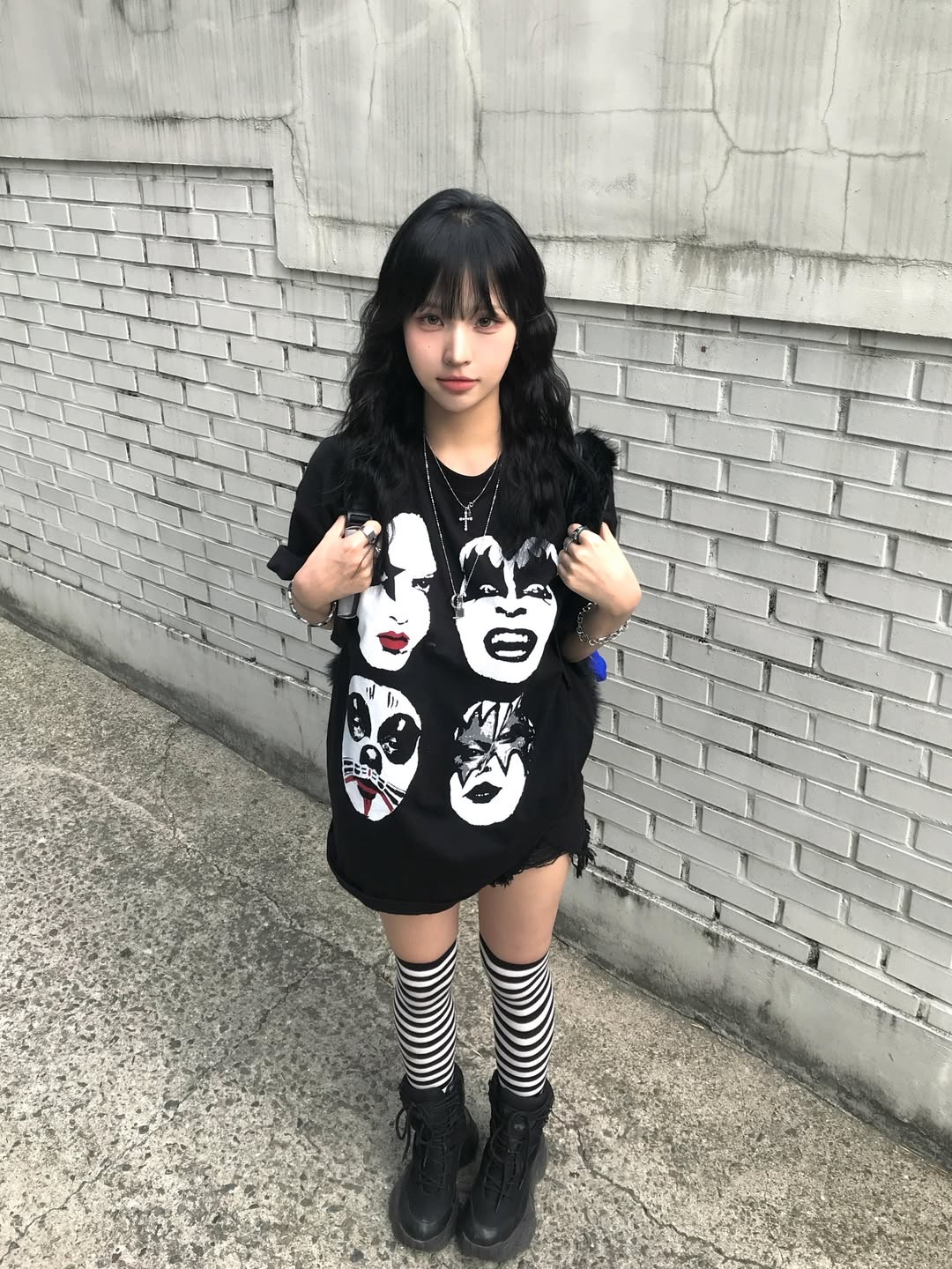 MAINBOOTH X KISS Four Faces Oversized T-shirt Black 착용 스타일 - 5