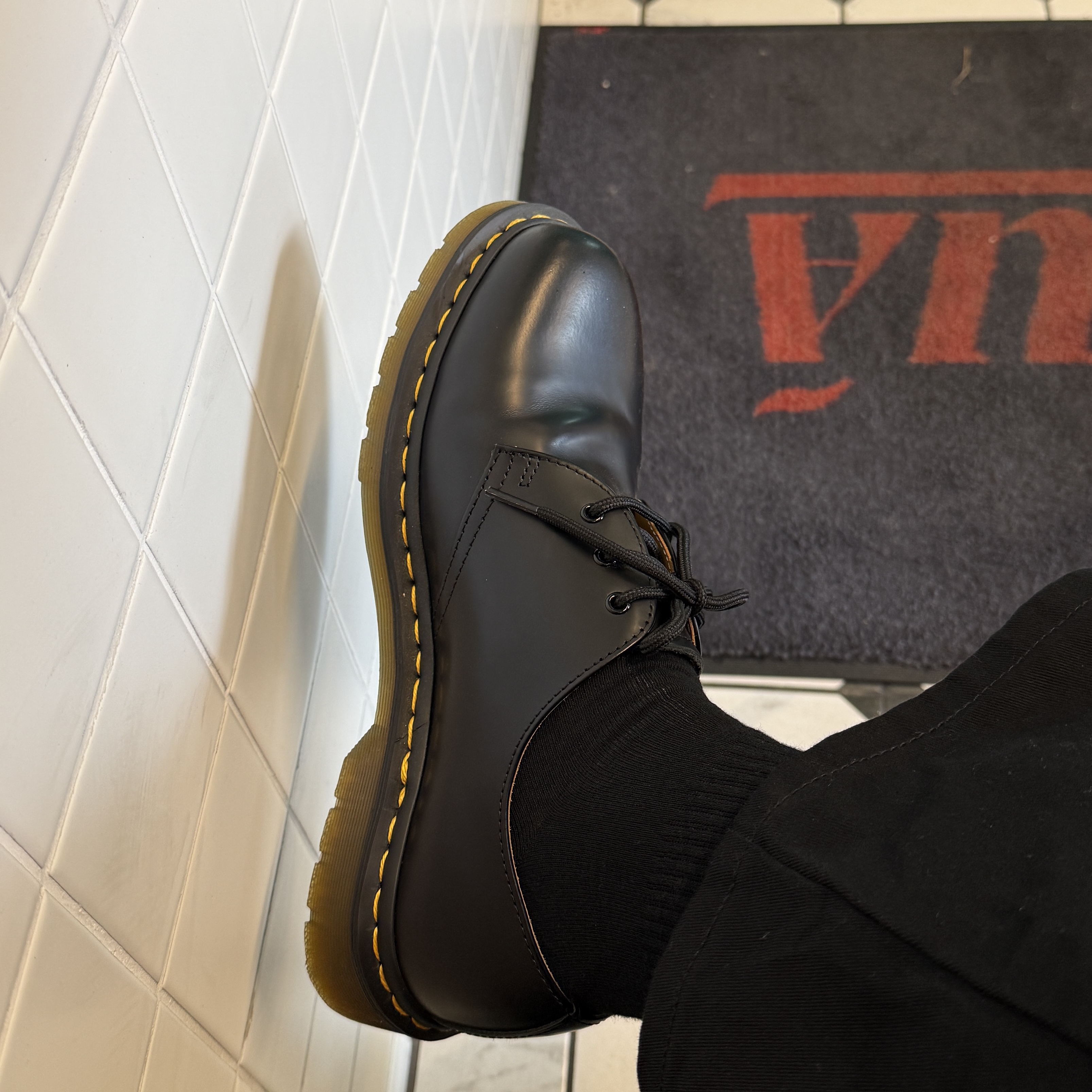 Dr. Martens 1461 Smooth Black 착용 스타일 - 1