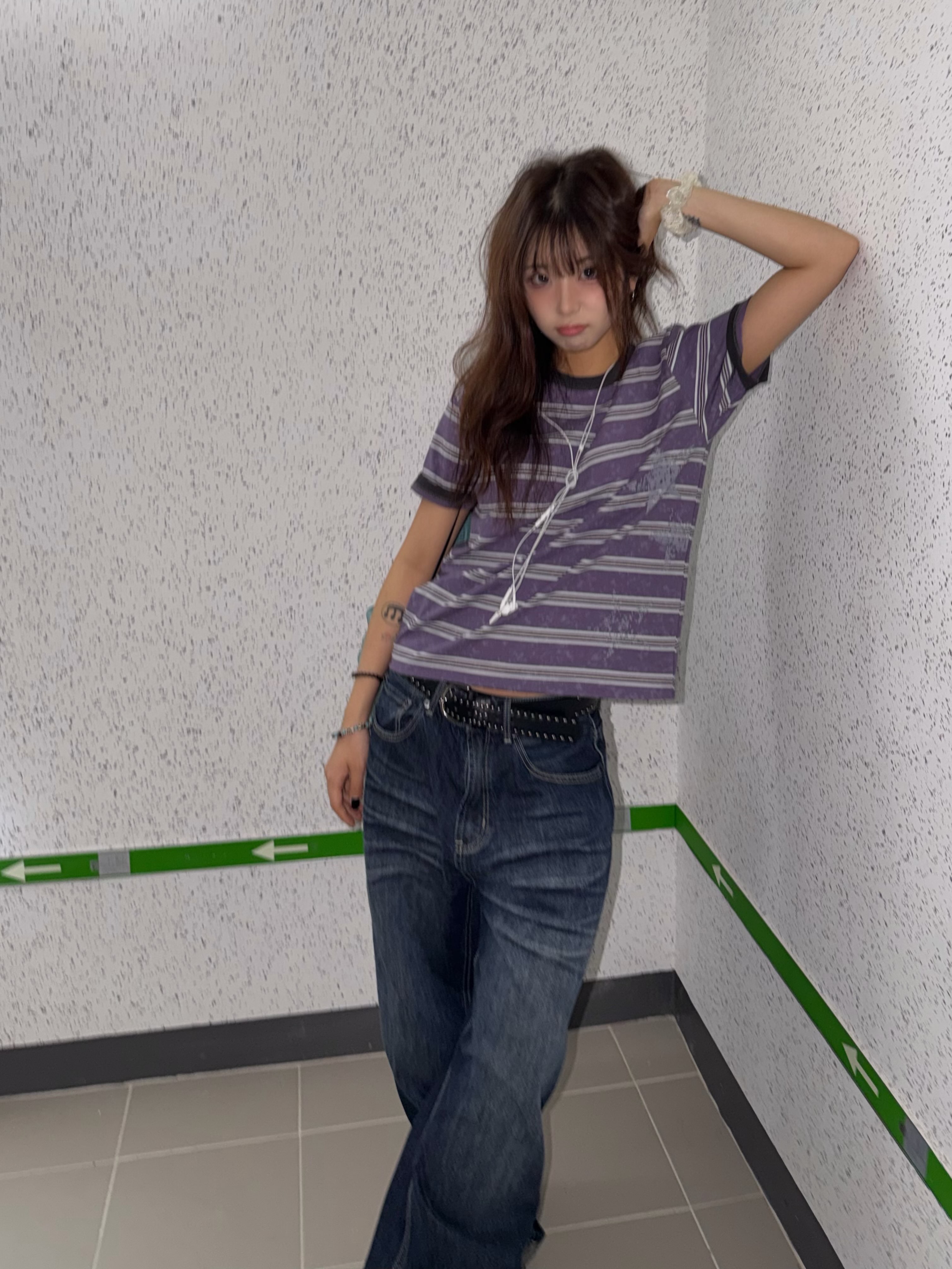 MAINBOOTH Rough Star Stripe T-shirt Purple 착용 스타일 - 1