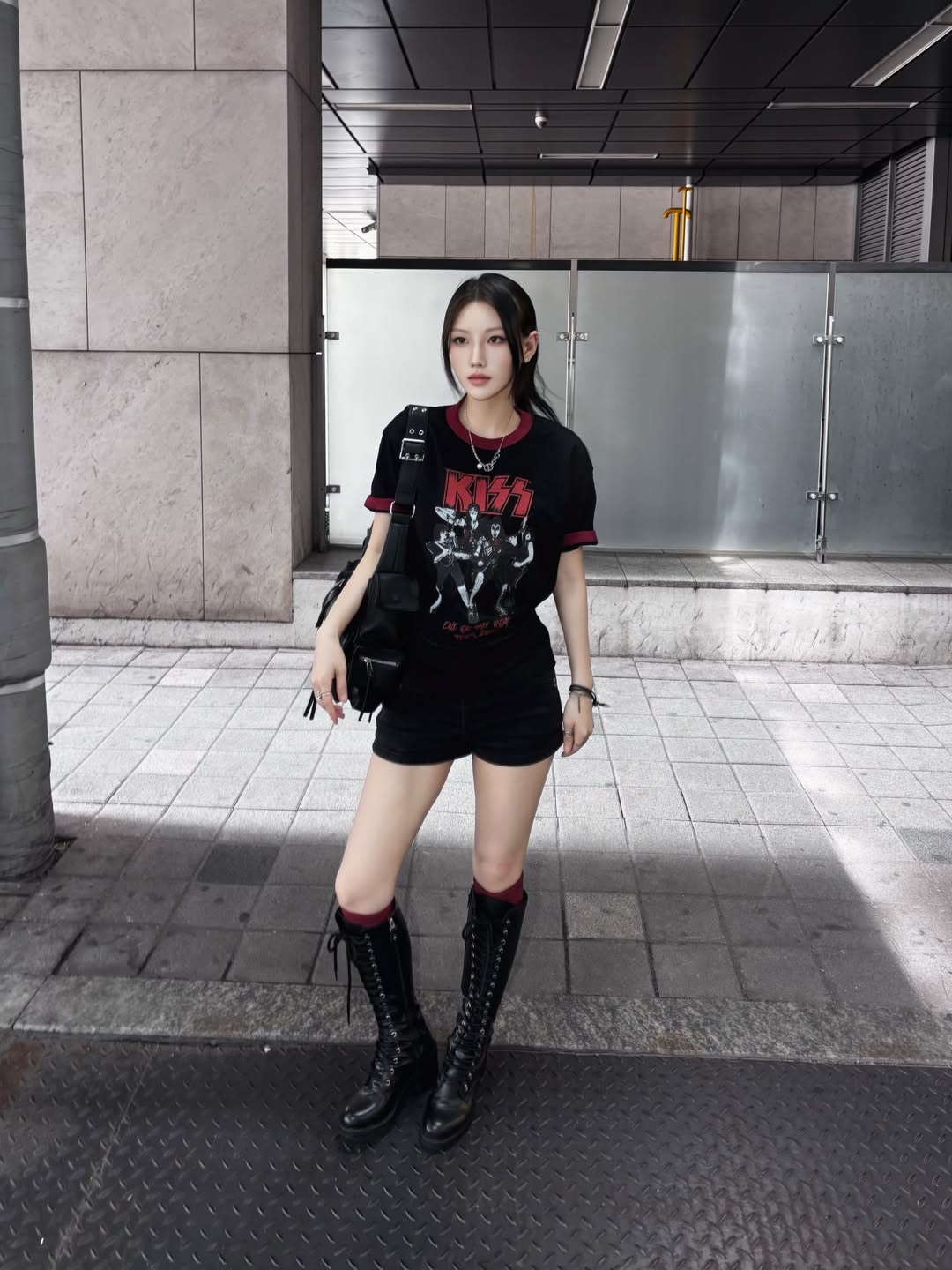 MAINBOOTH X KISS End of the Road T-shirt Black 착용 스타일 - 2