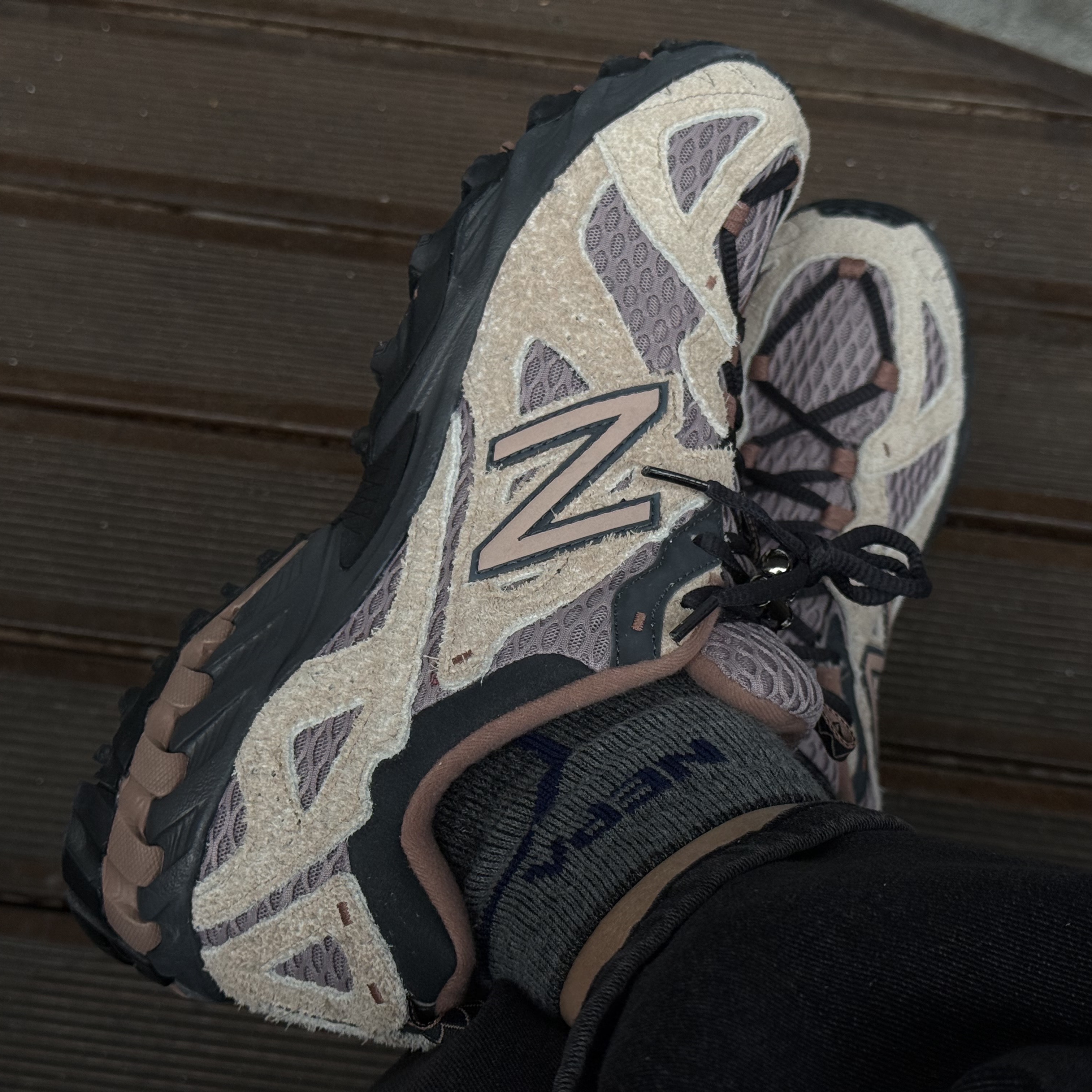 New Balance ML610 Flat Taupe Ice Wine 착용 스타일 - 3
